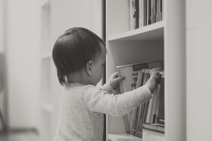 Wie kann ich mein Kind zum Lesen motivieren? Indem Du Dein Kind im Alltag mit Büchern vertraut machst.