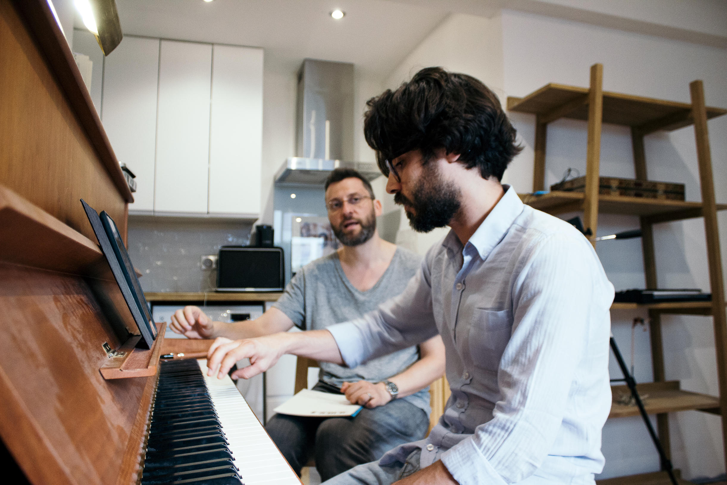 Mit einem Klavierlehrer Klavier spielen lernen.