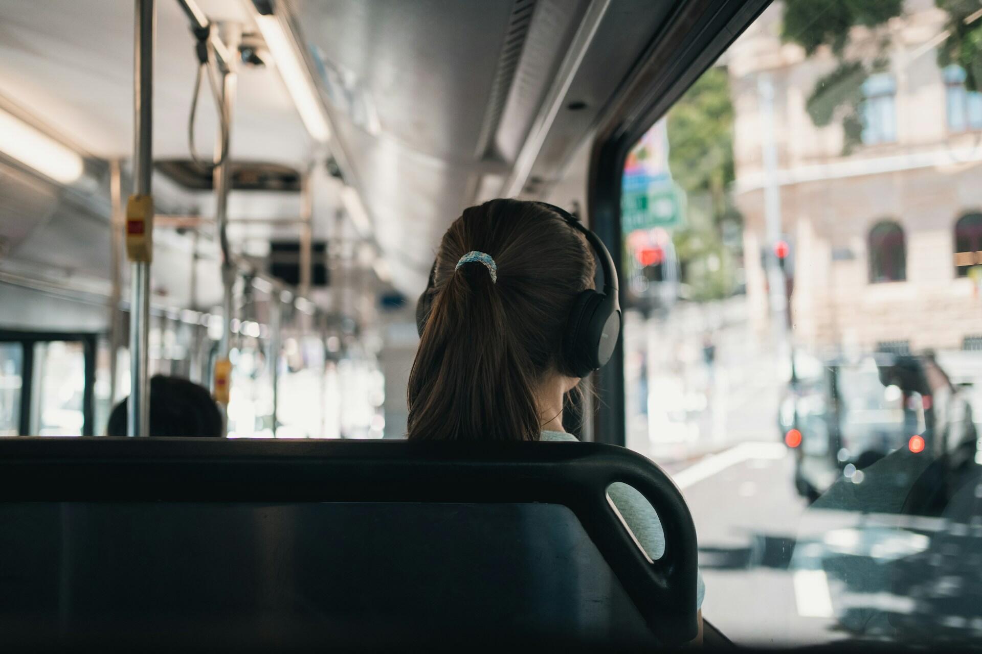 Mädchen hört einen Podcast über Kopfhörer