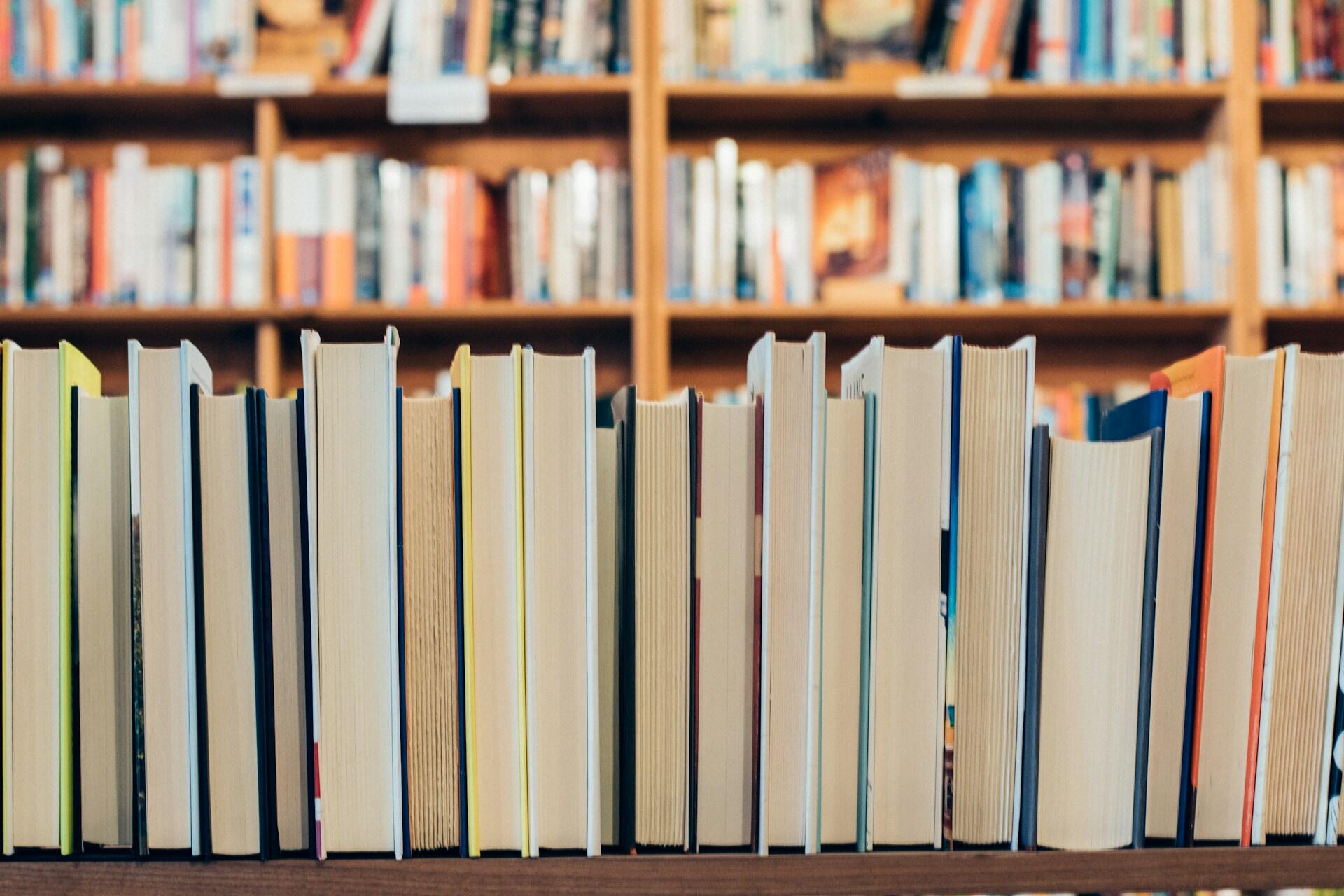 Bücher von hinten nebeneinander.