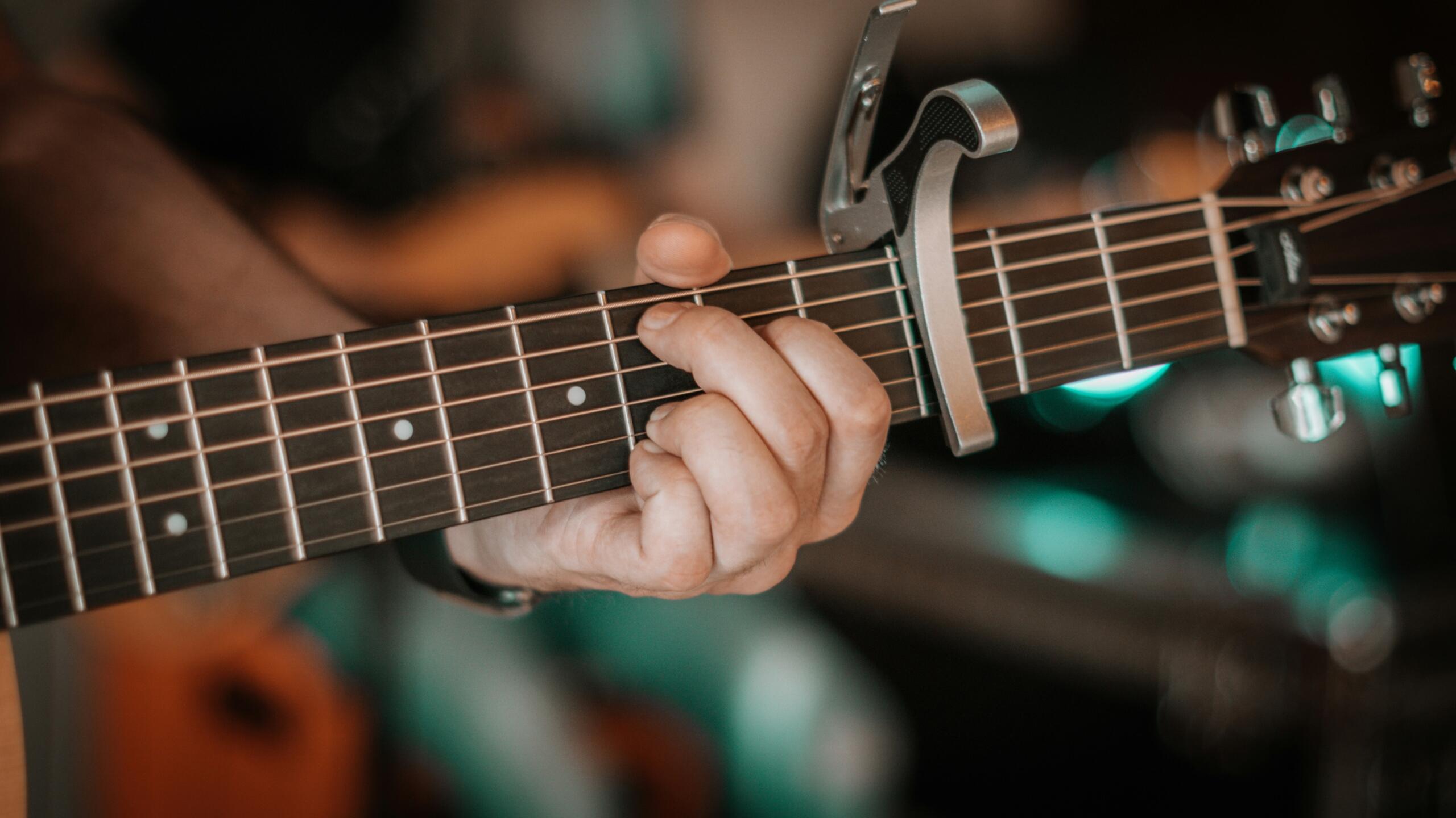 Gitarre mit Kapodaster