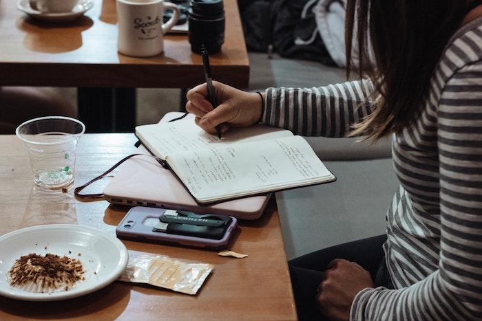 An diesem Tag Englisch lernen im Café, am nächsten von zuhause.