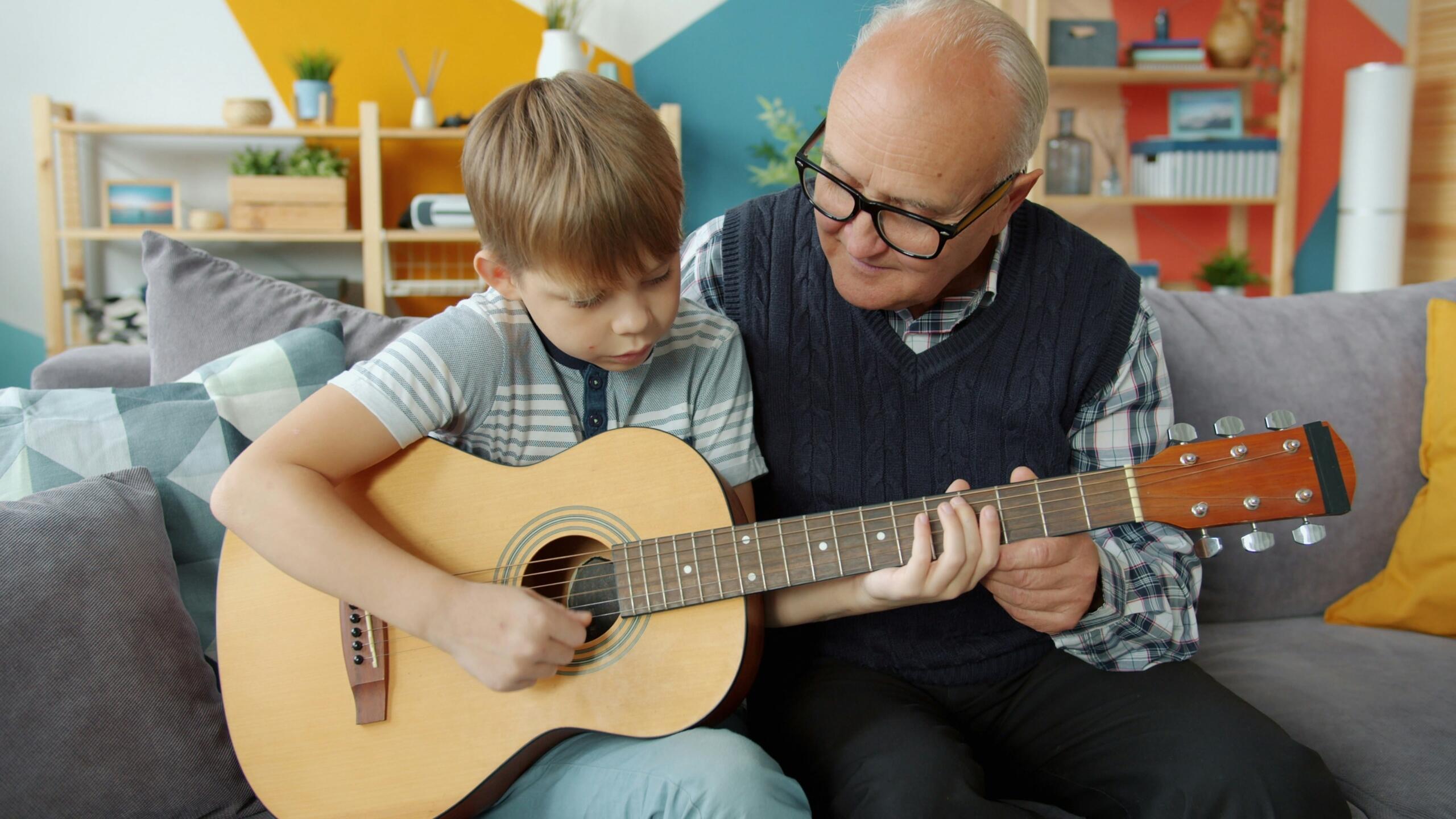 Kind das Gitarre spielt