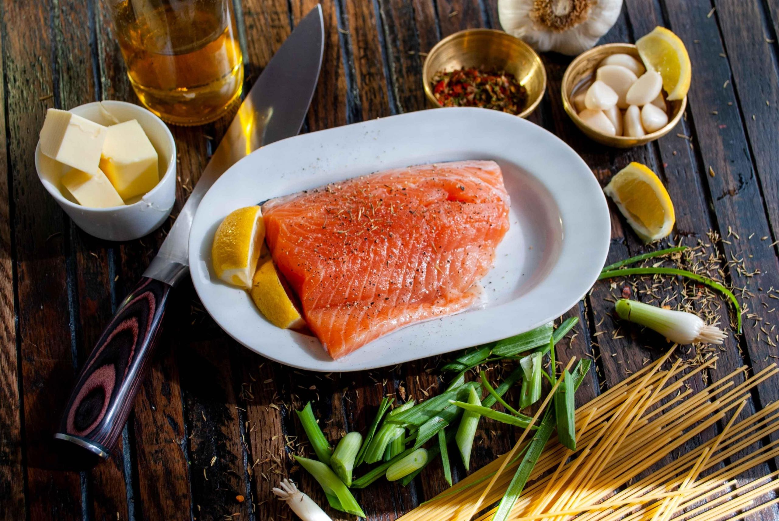 Lachs hat viele Proteine und gibt Dir die nötigen Fettsäuren.