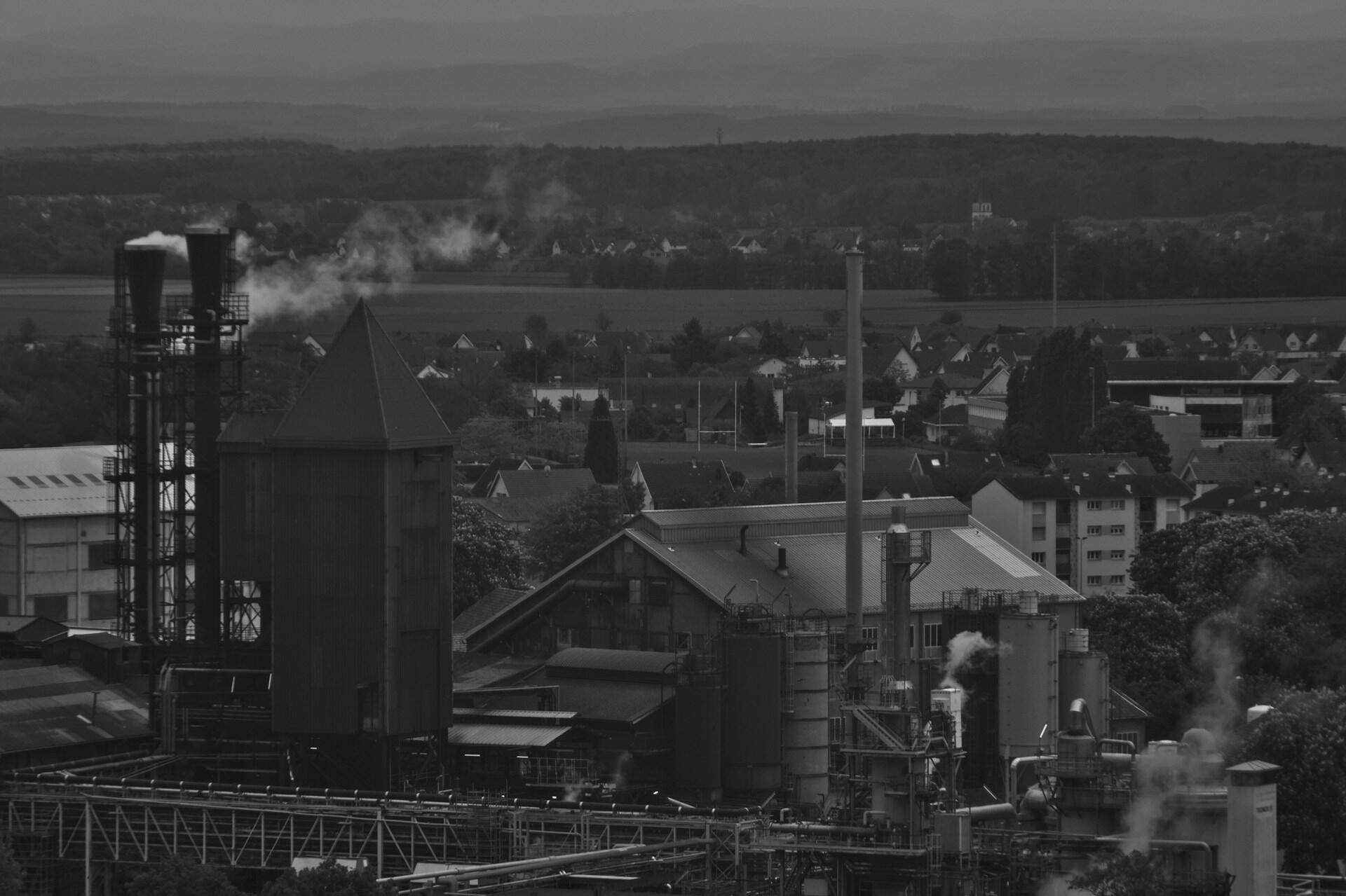 Dorf mit Fabriken in schwarz weiß.