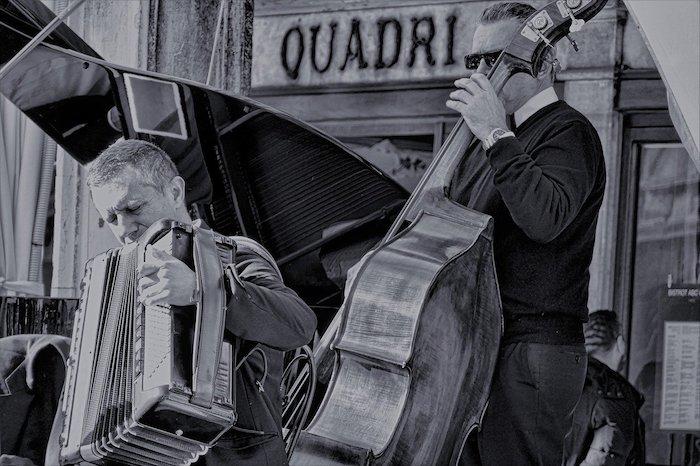 Neben dem Klavier ist auch das Akkordeon ein gutes Begleitinstrument.