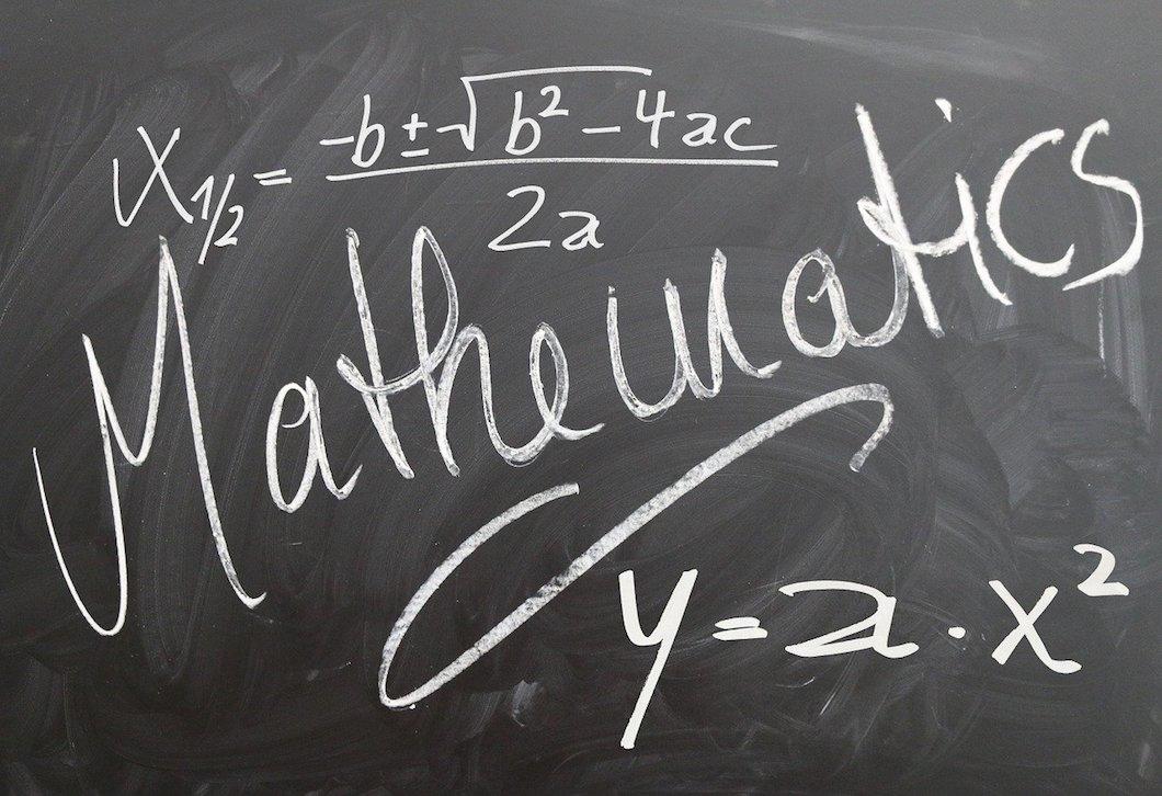 Algebra umfasst Gleichungen, Variablen, Funktionen, Terme und vieles mehr.