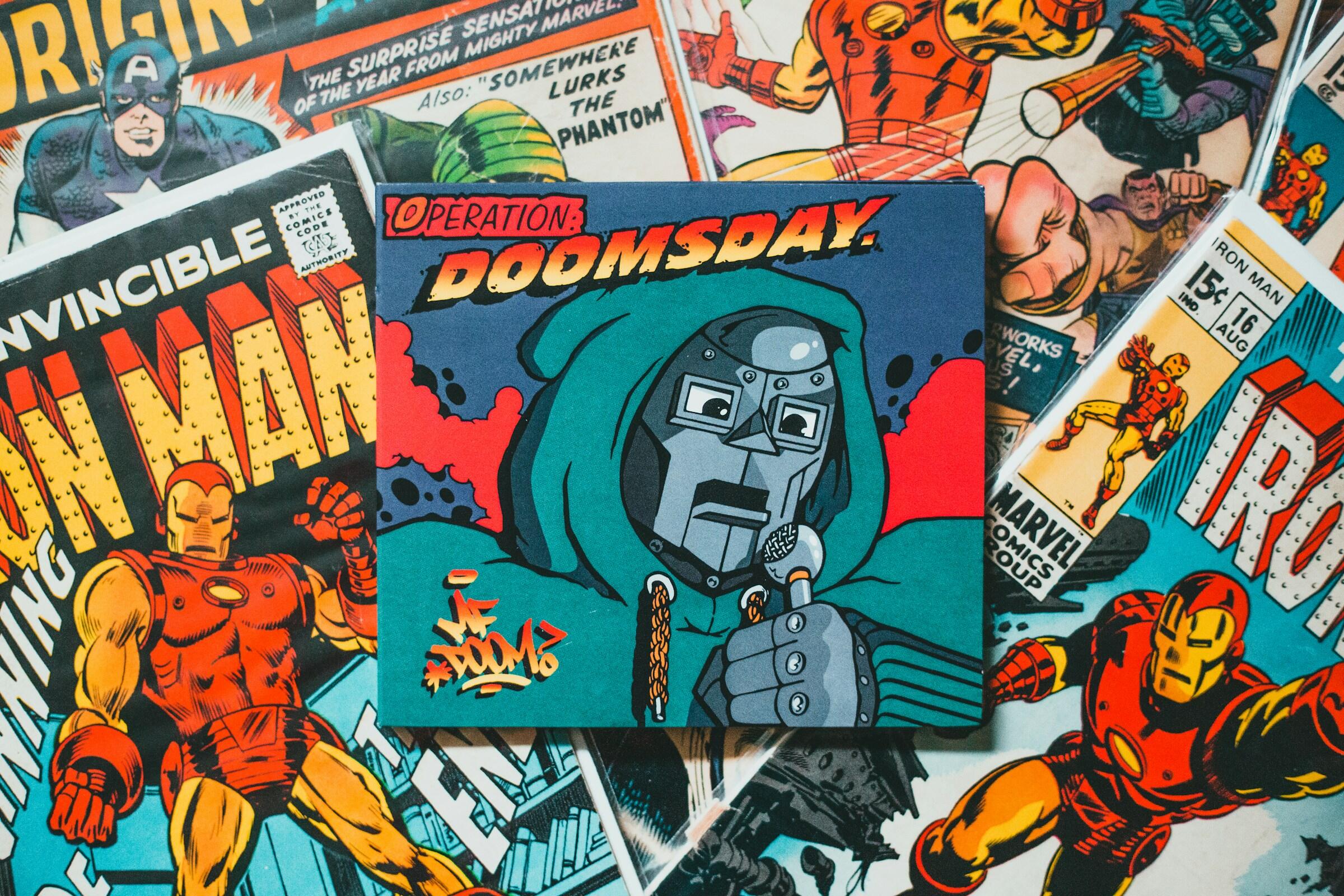 viele Comics auf einem Haufen.
