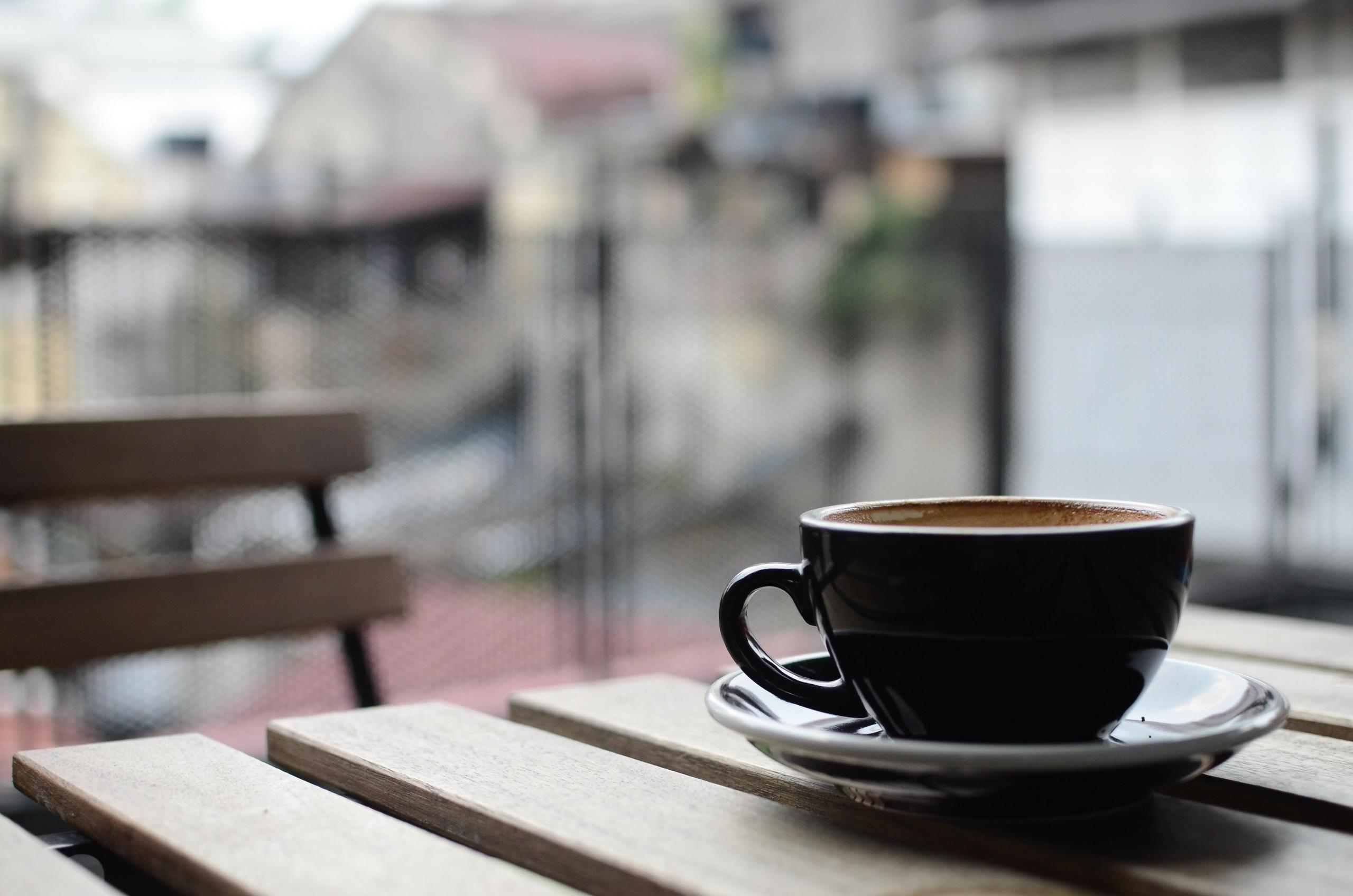 Kaffeetasse auf Tisch.