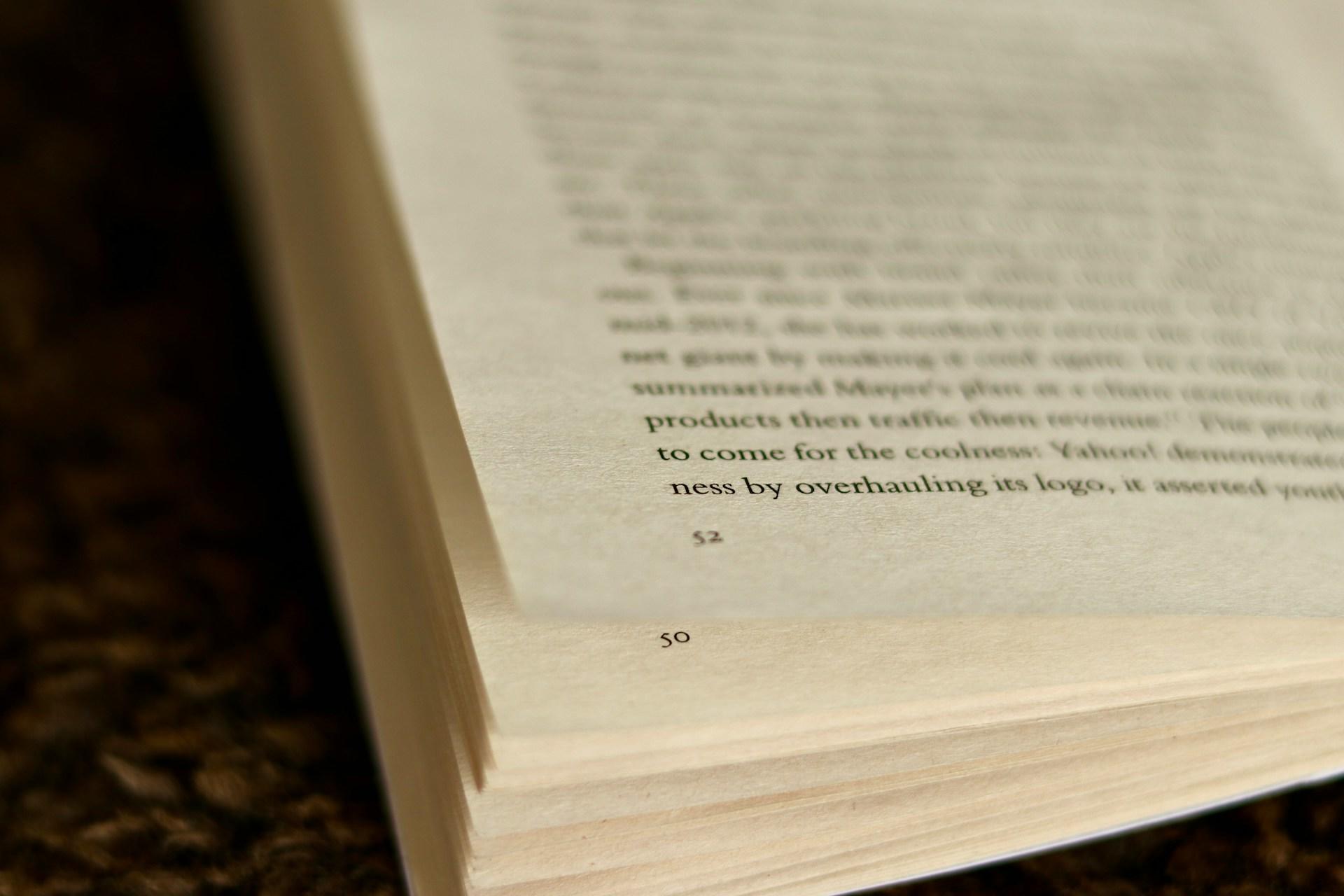 Buch mit Text auf dunklen Hintergrund.