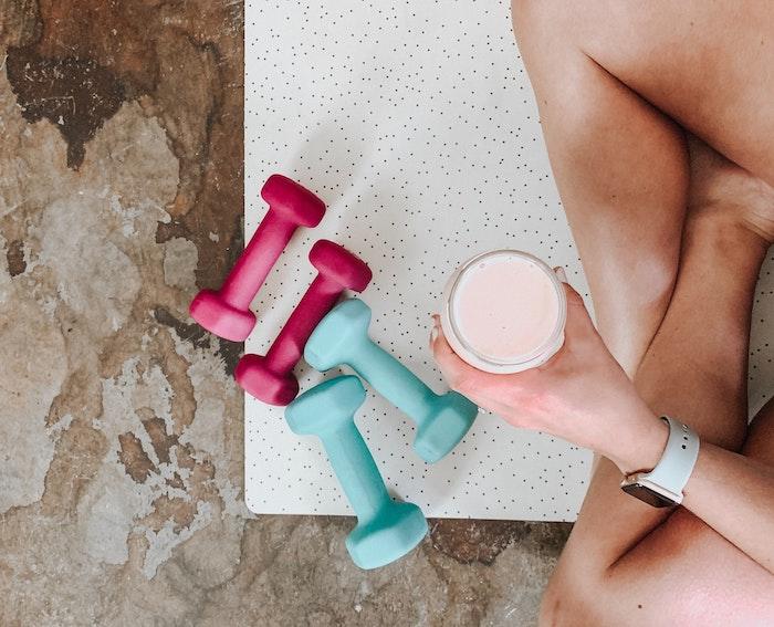 Mache regelmäßig Home Workouts und Yoga-Sessions zuhause.