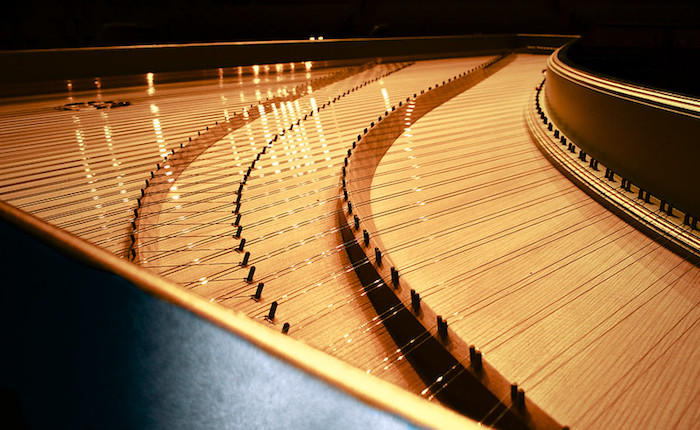 Der Unterschied zwischen Klavier und Cembalo liegt im Bespielen der Saiten.