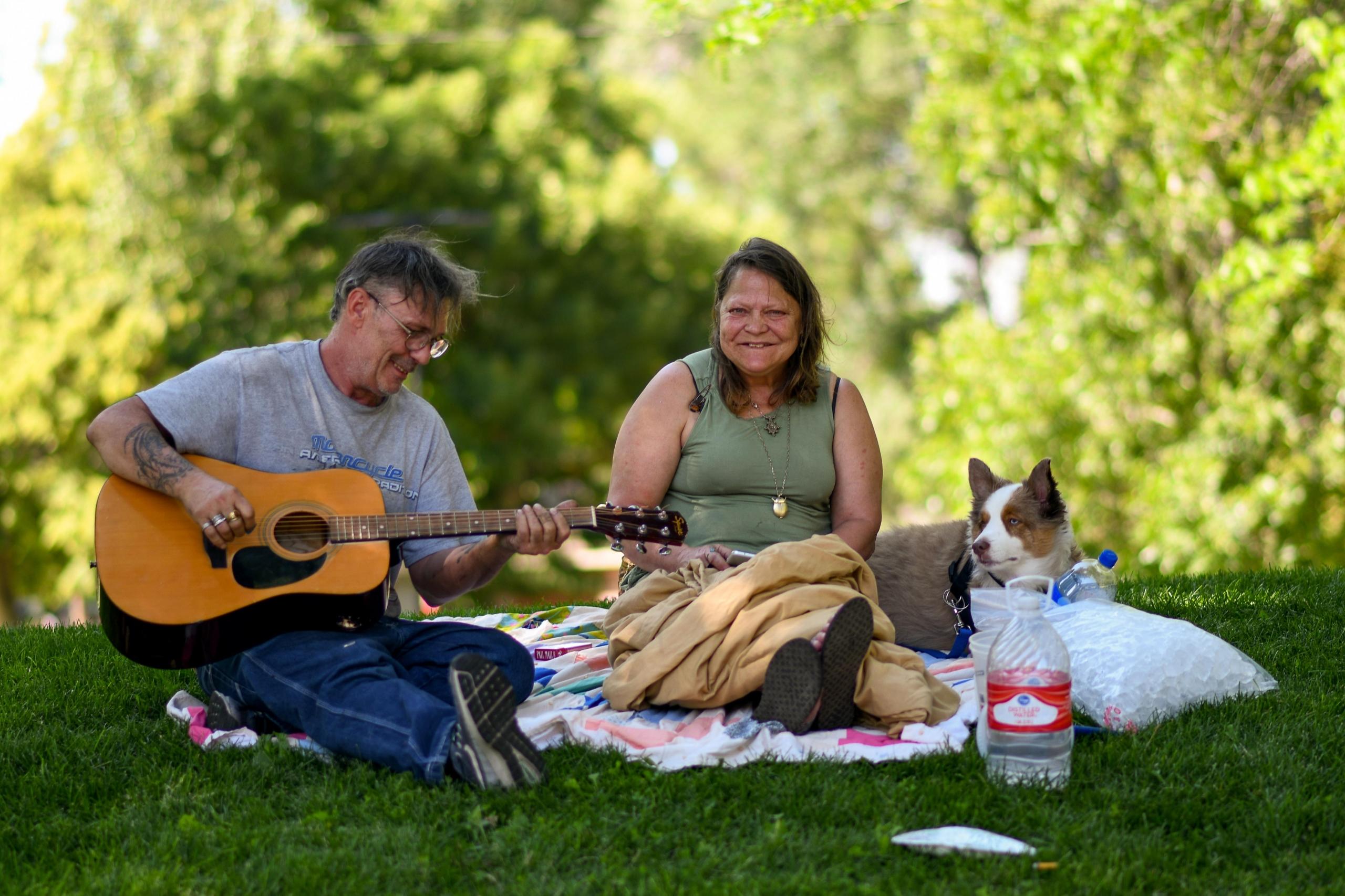 Gitarre spielen lernn und Freunden eine Frede machen. 