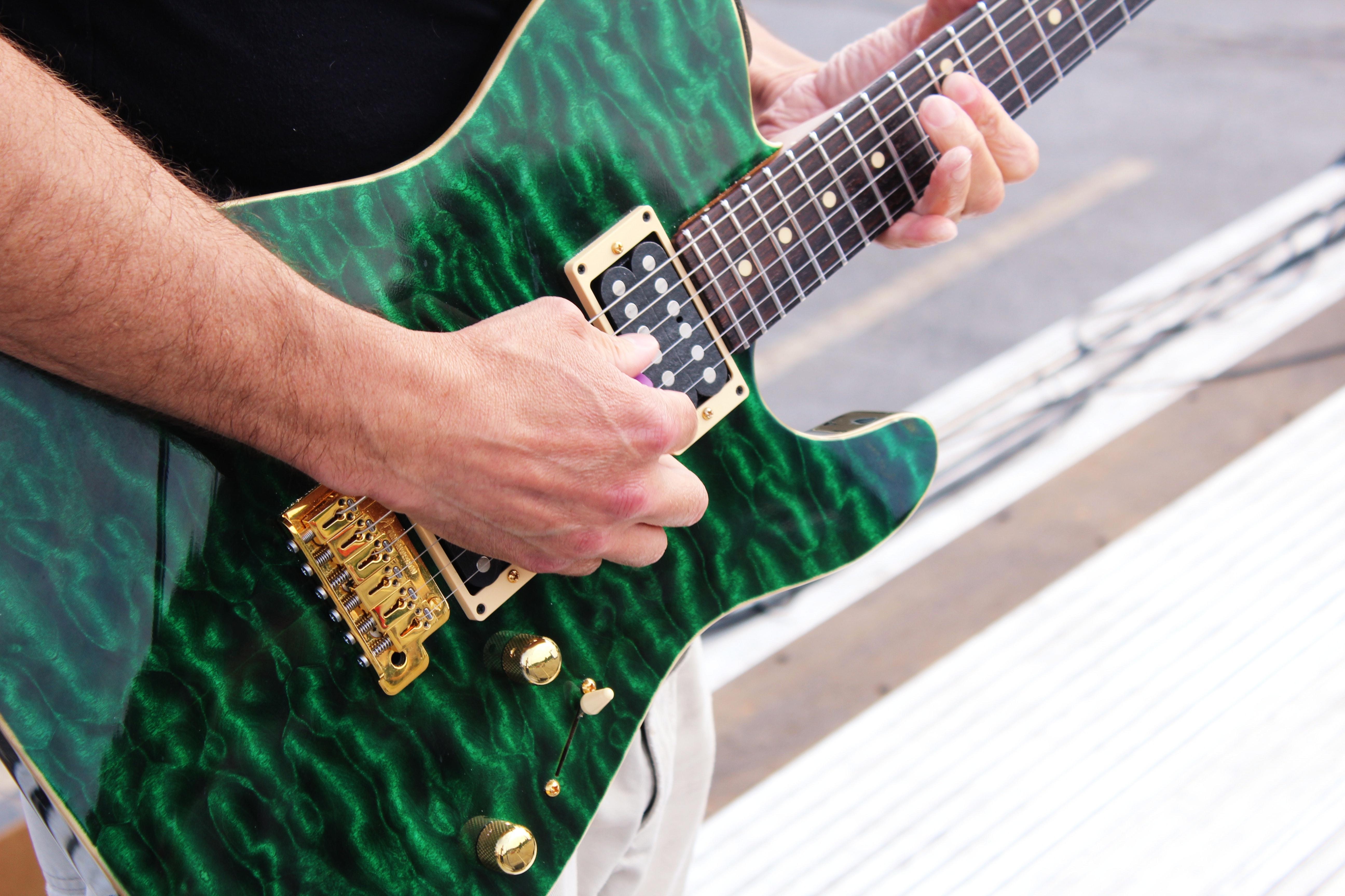 Riffs und Powerchords - so lernst Du Rockgitarre.