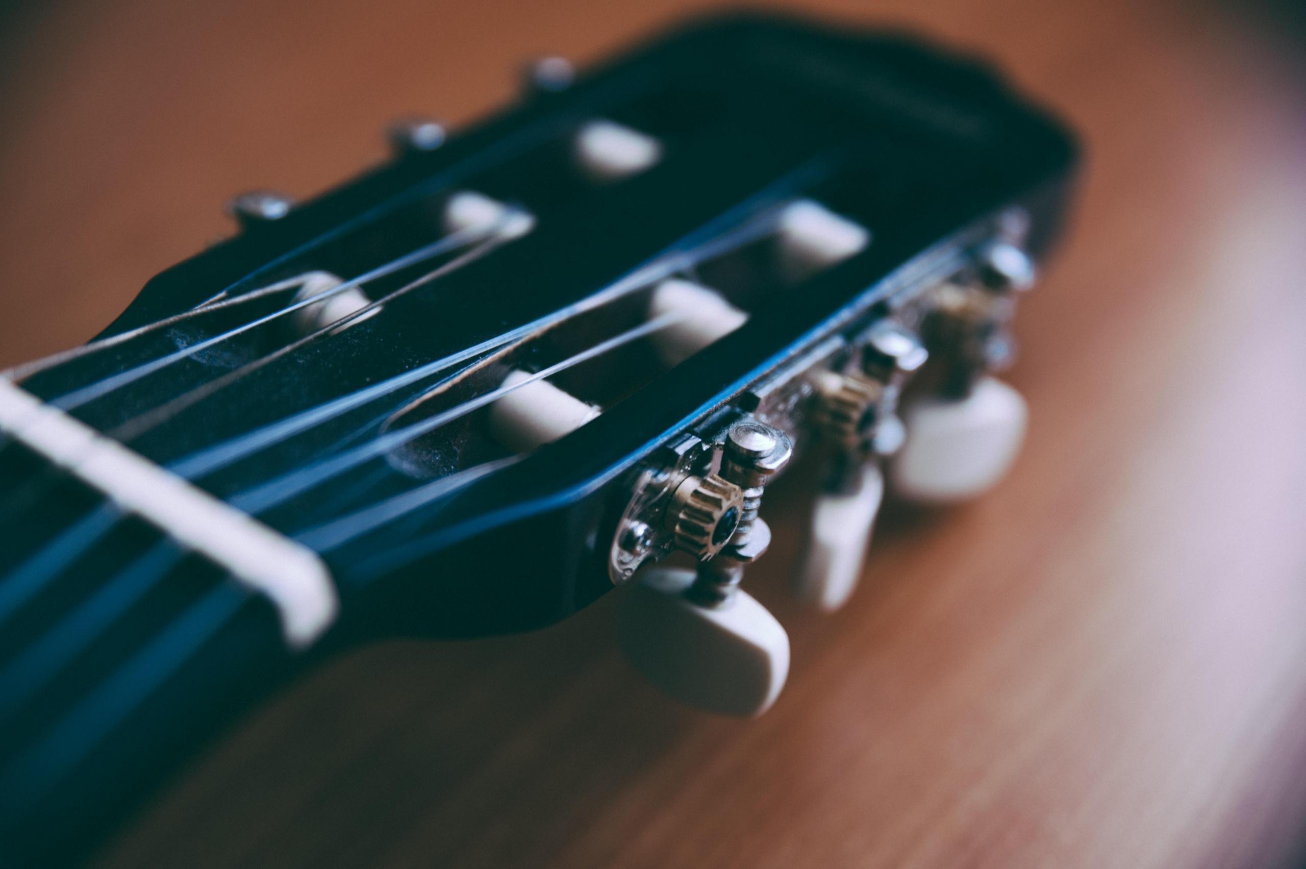 Das Gitarre stimmen sollte zur Gewohnheit werden.