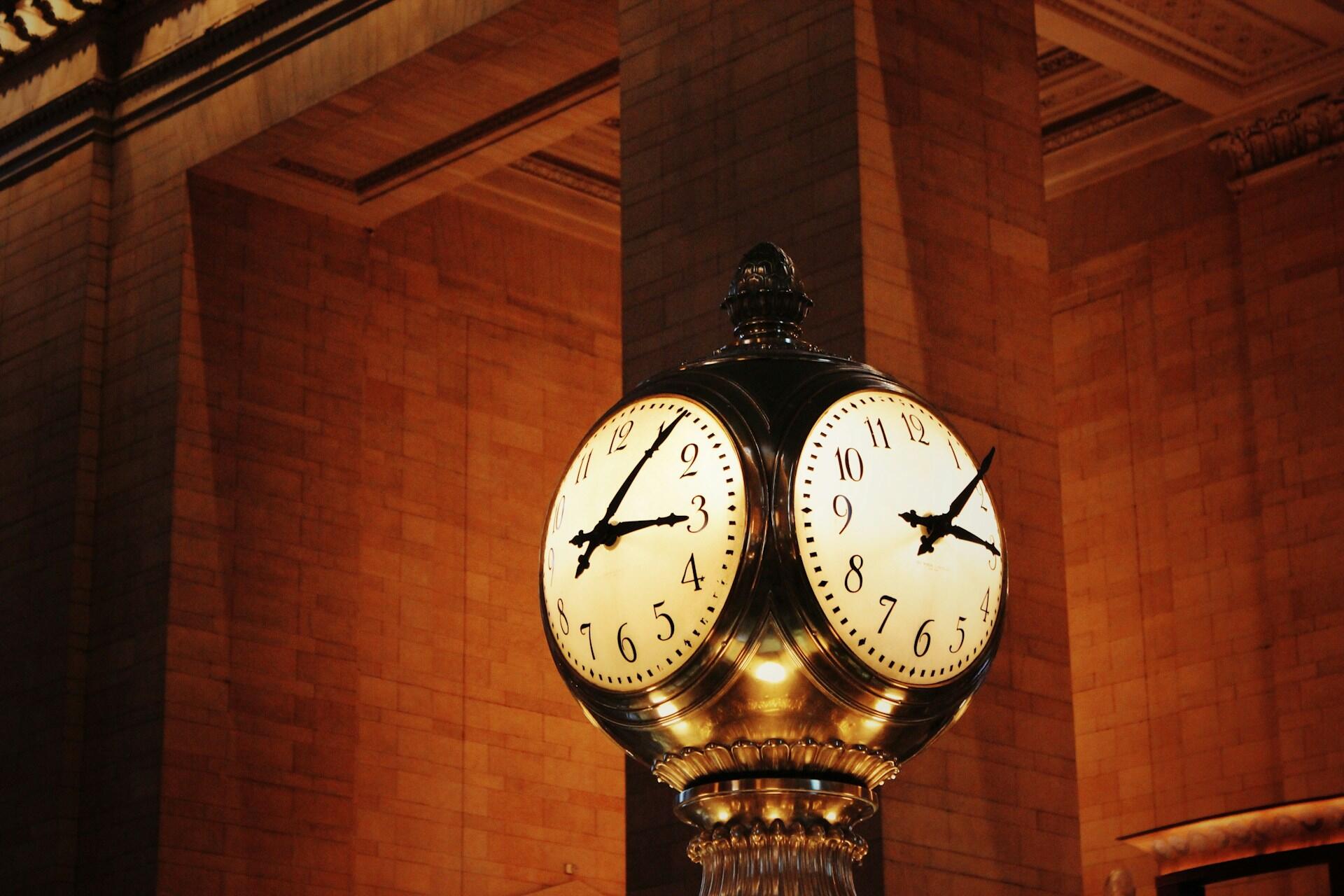 Uhr an Säule in Gebäude.