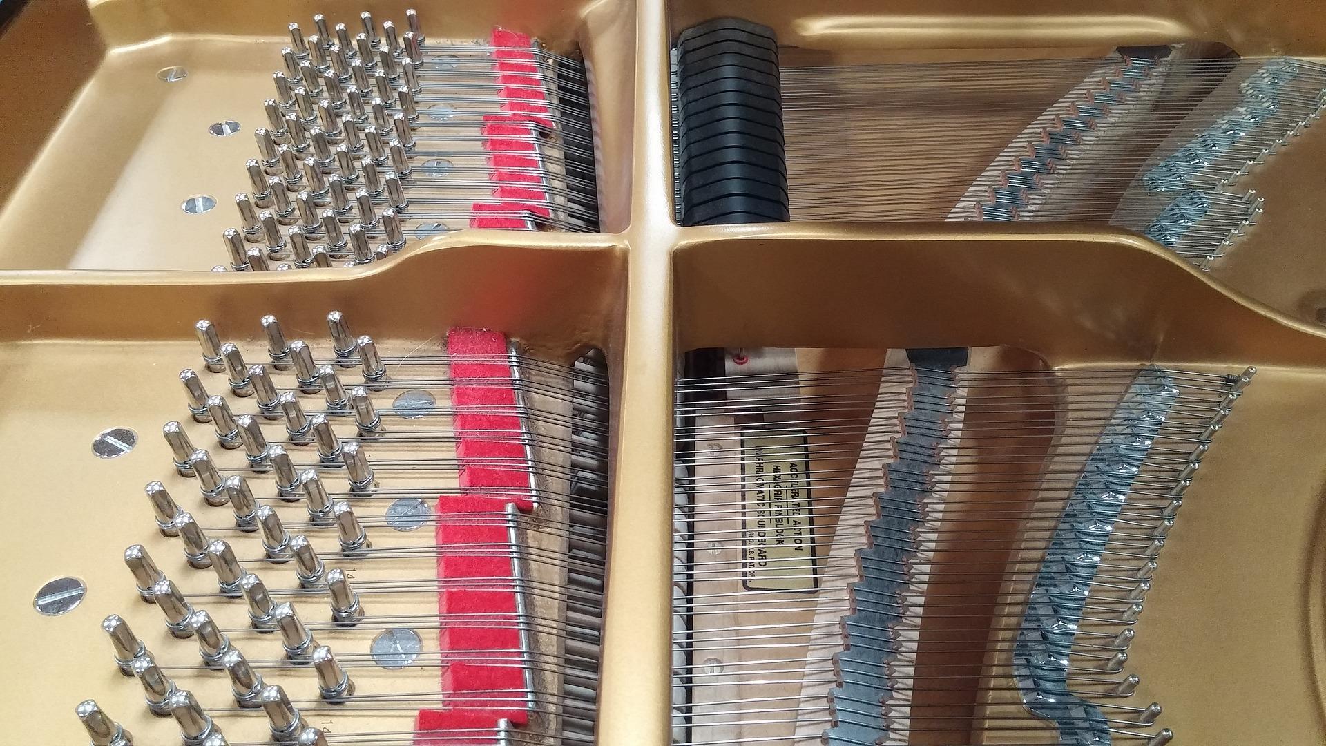 Die Klaviersaiten sind an den Stimmwirbeln befestigt.