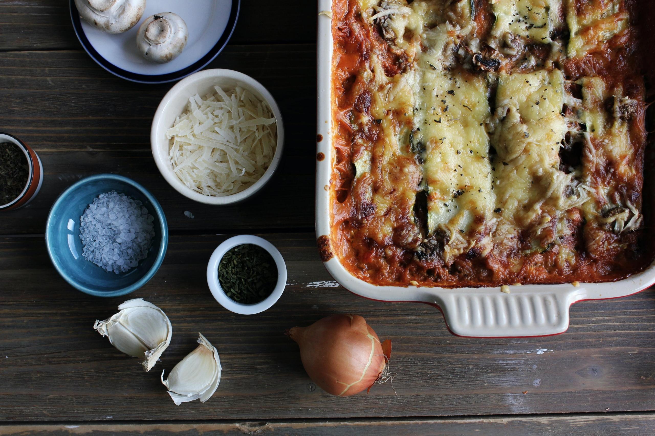 Eine Lasagne kochen kommt bei den Gästen immer gut an.