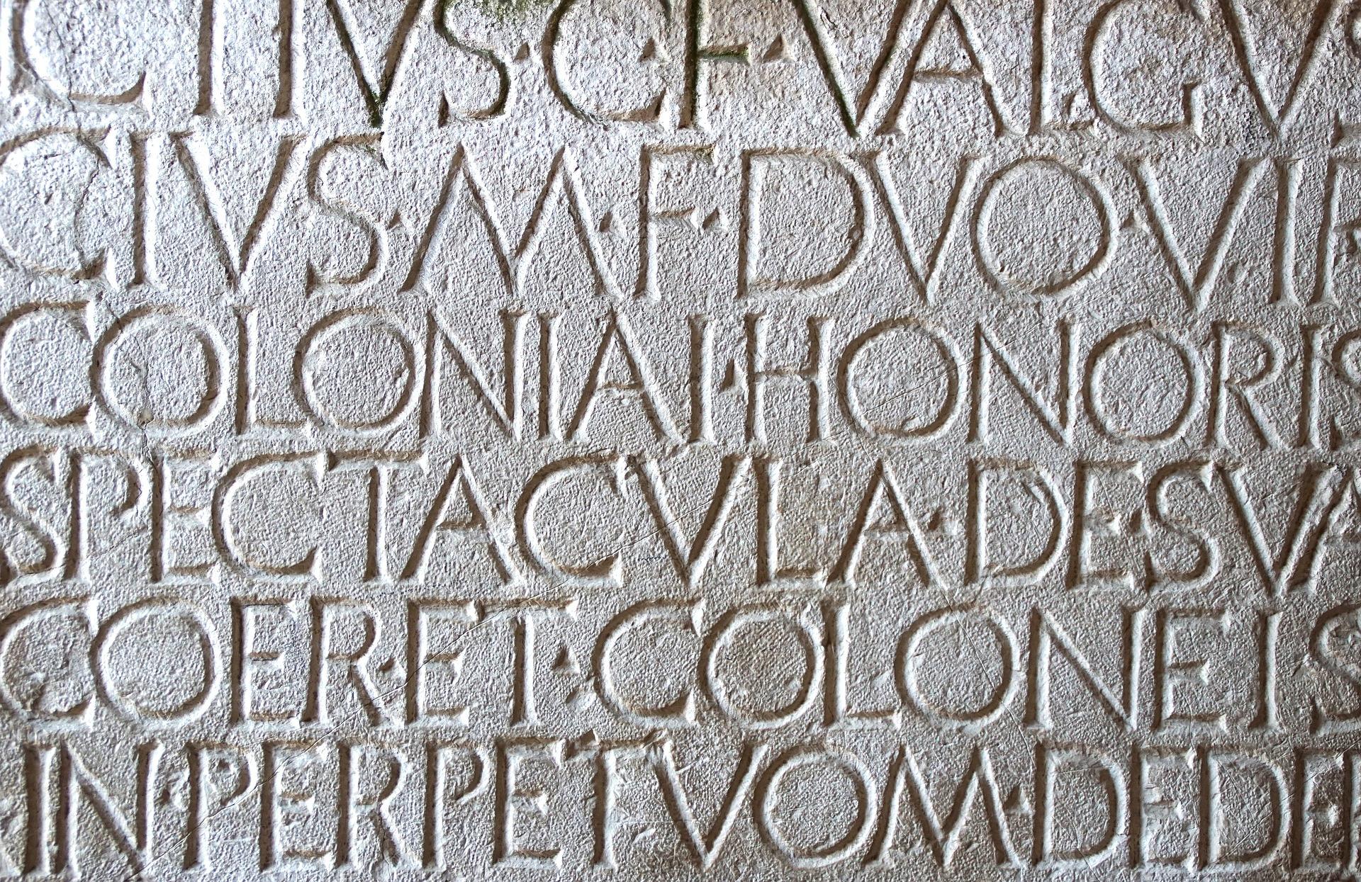 Lateinische Schrift auf einem Stein