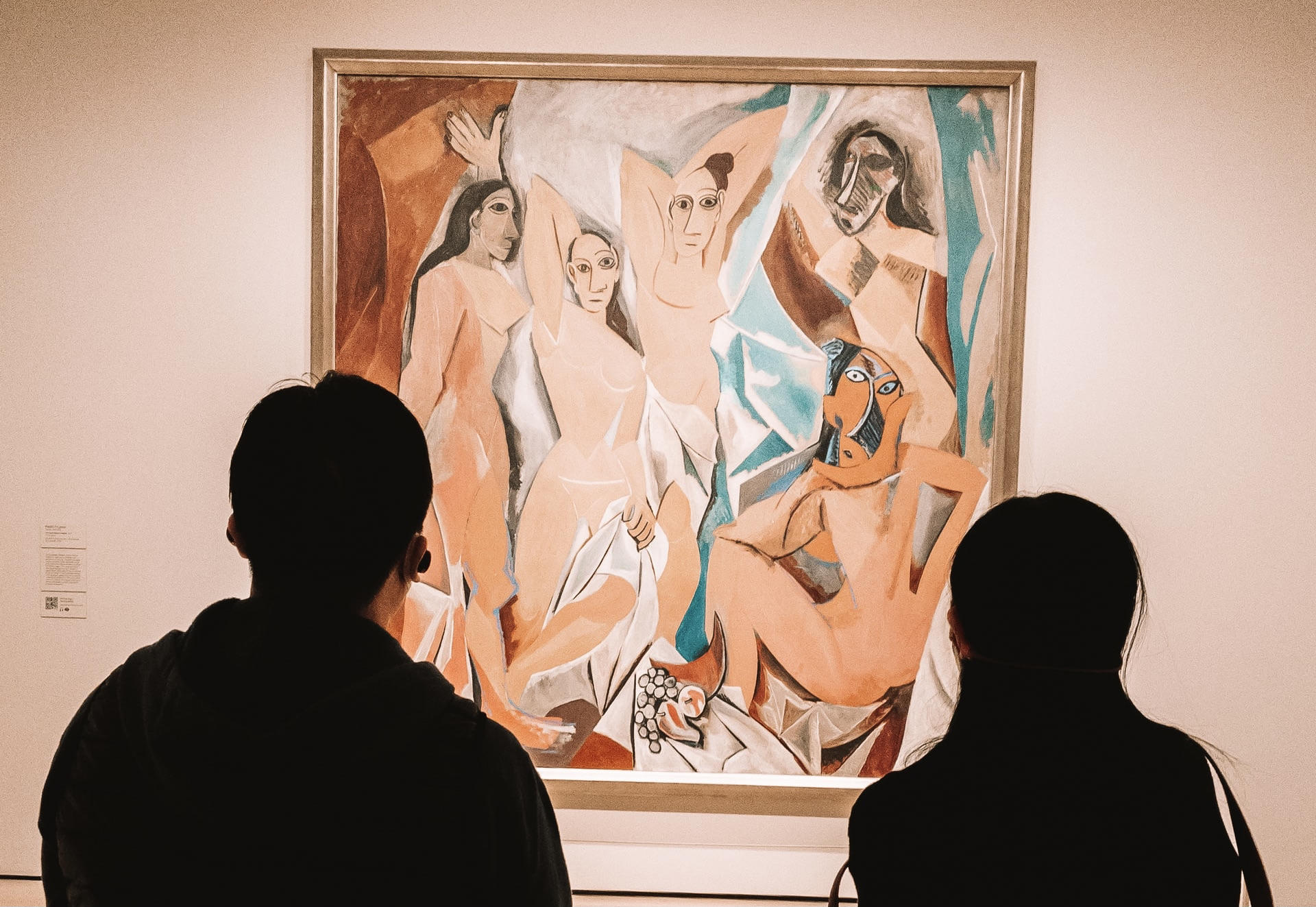 Zwei Menschen betrachten im Museum berühmtes Gemälde 'Les Demoiselles d’Avignon von Picasso