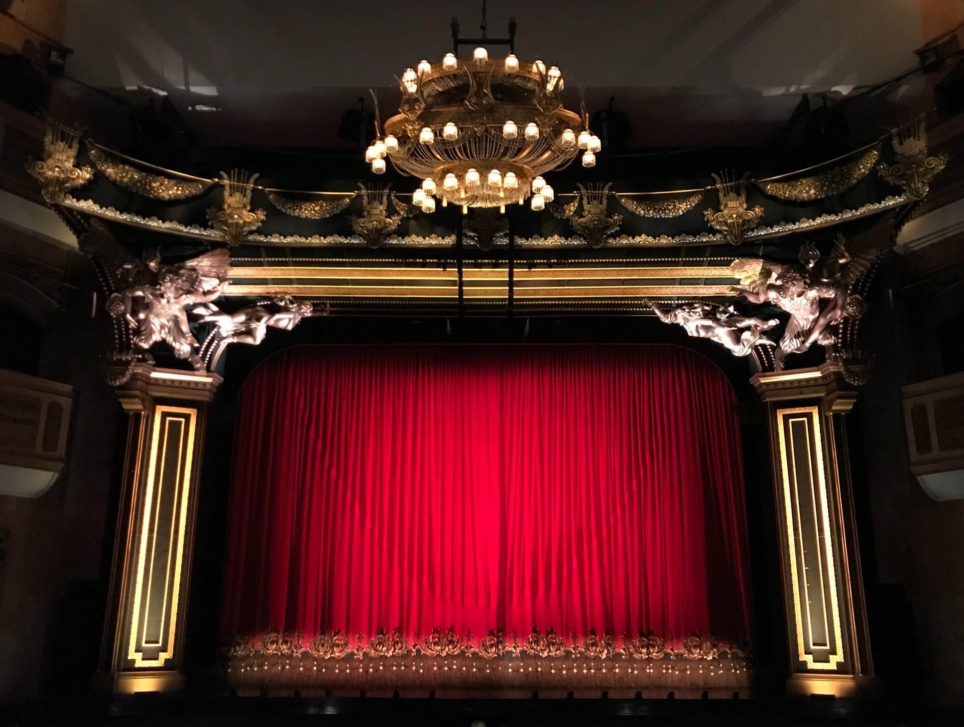 Kennst Du den Unterschied zwischen dem aristotelischen und dem epischen Theater?