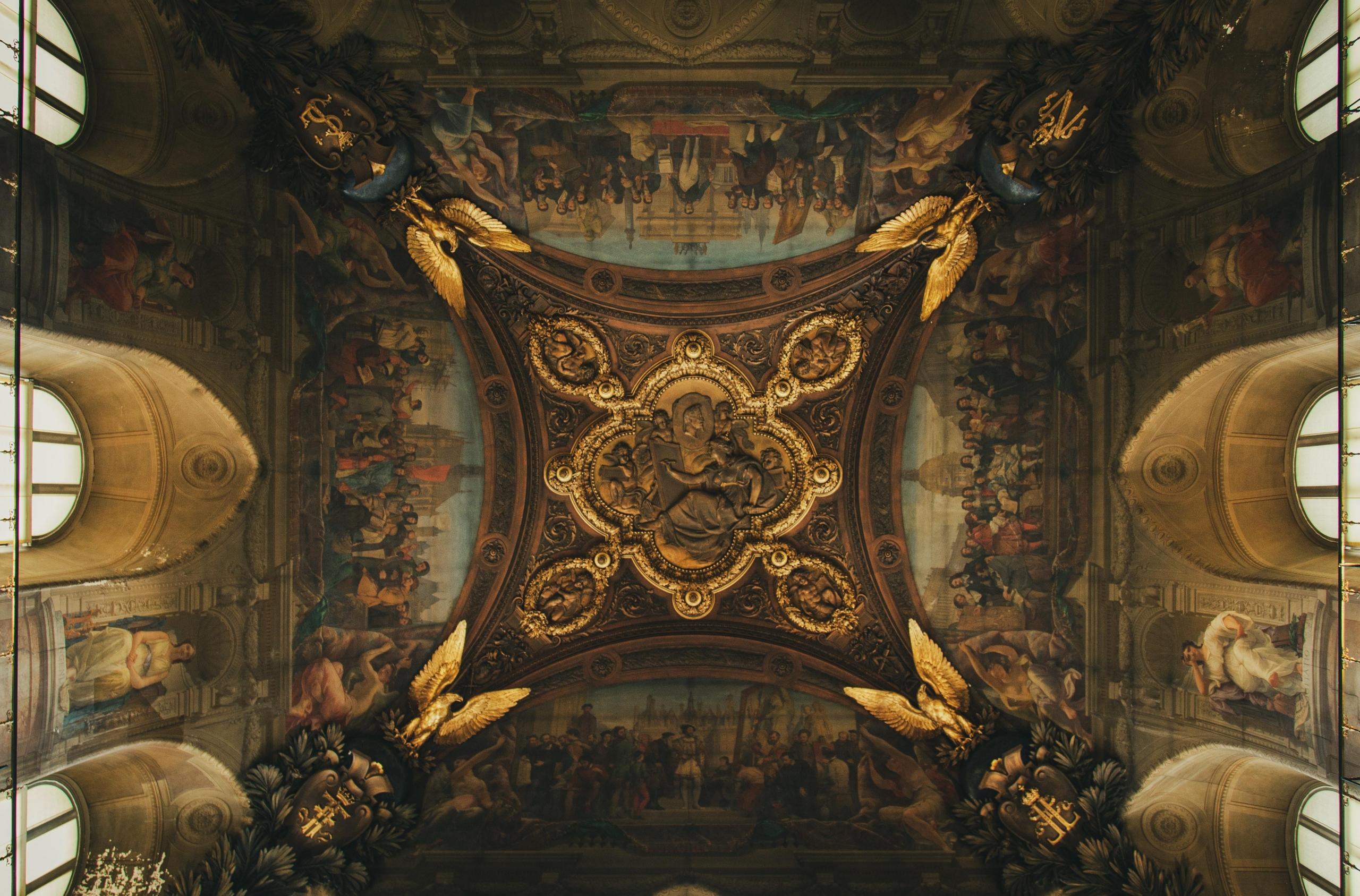 Du kannst barocke Kunstwerke häufig auf hohen Decken finden.