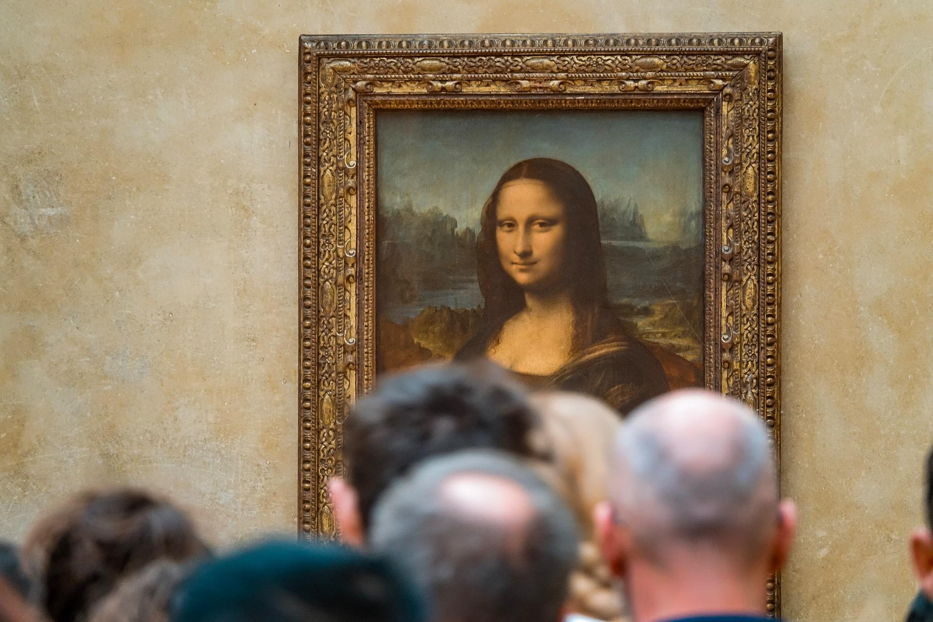 Berühmtes Gemälde Mona Lisa von da Vinci und Köpfe von hinten