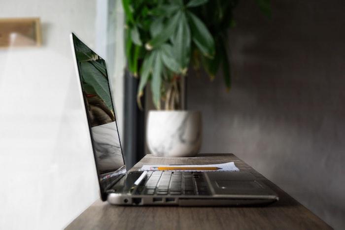 Schlagzeug online lernen mit YouTube Tutorials.