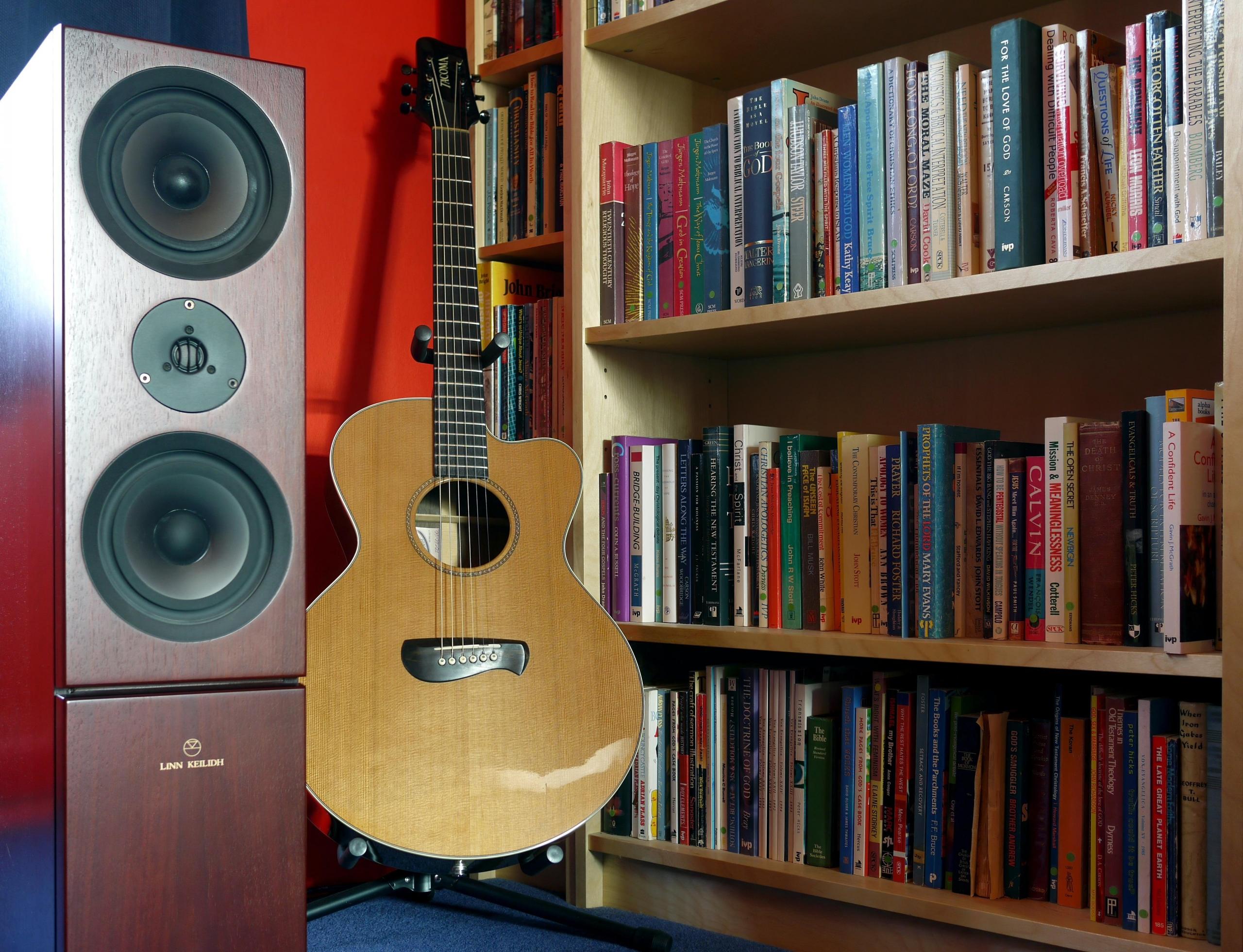Musik hören ist beim Gitarre lernen fast genauso wichtig wie üben.