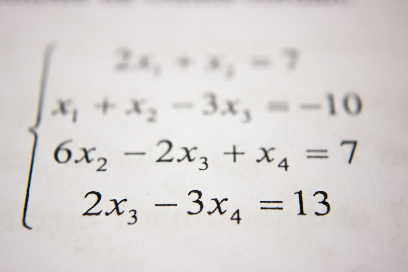 Besser in Mathe werden kannst Du mit Fleiß und Übung.