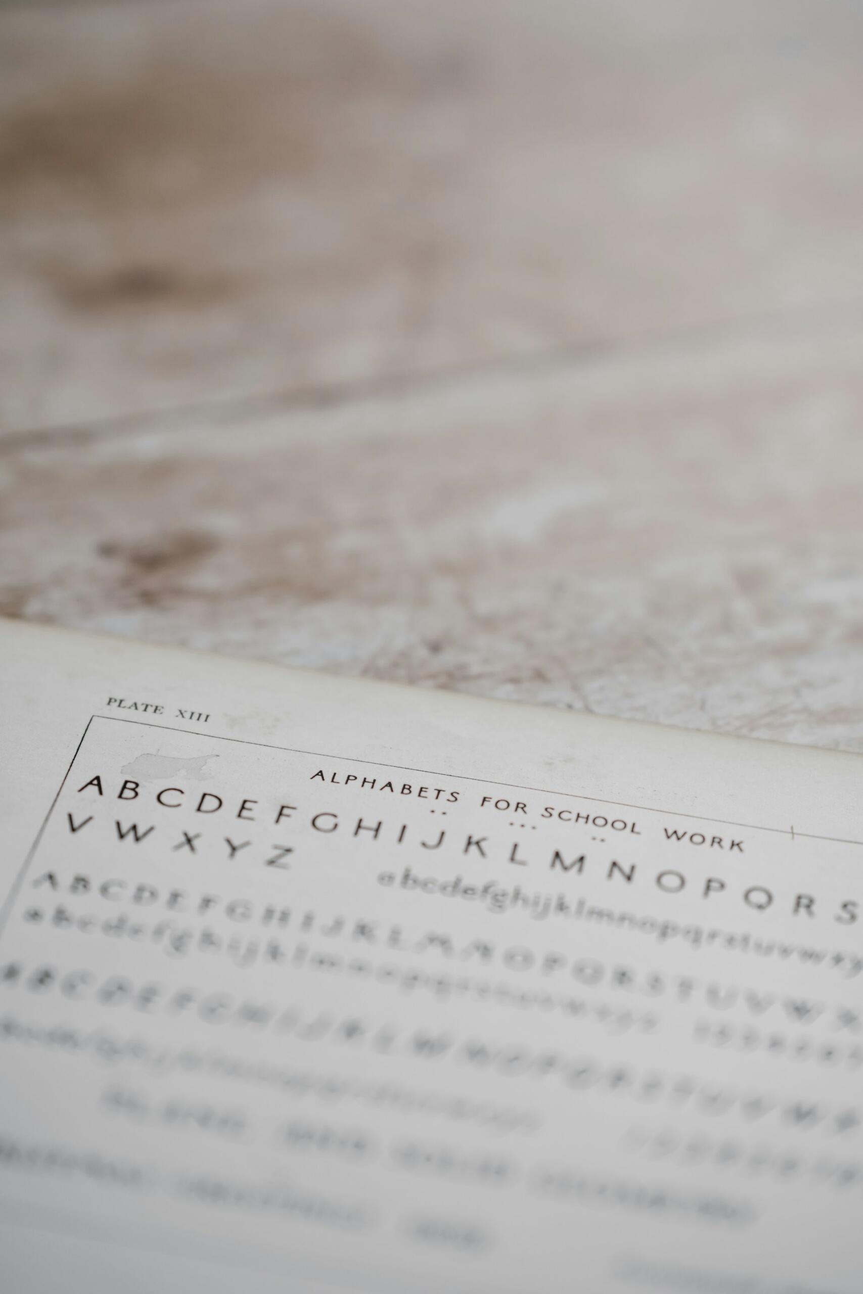 Alphabet auf einem Blatt Papier gedruckt