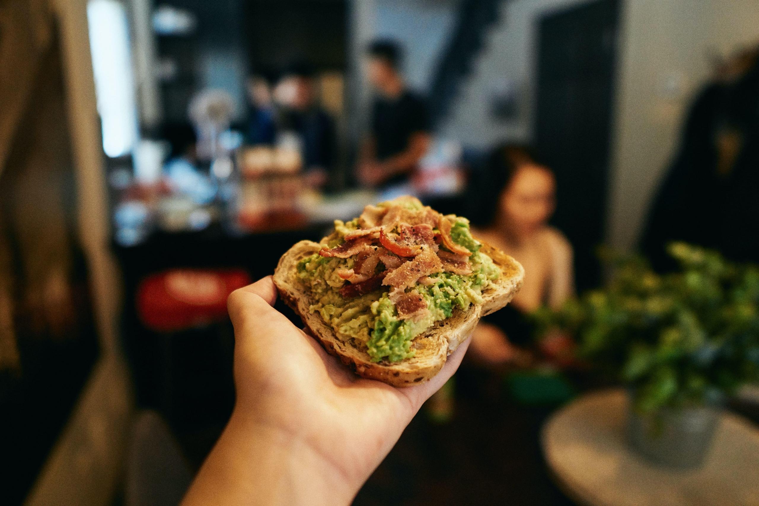 Avocado Toast ist ein schnelles Studentenrezept.