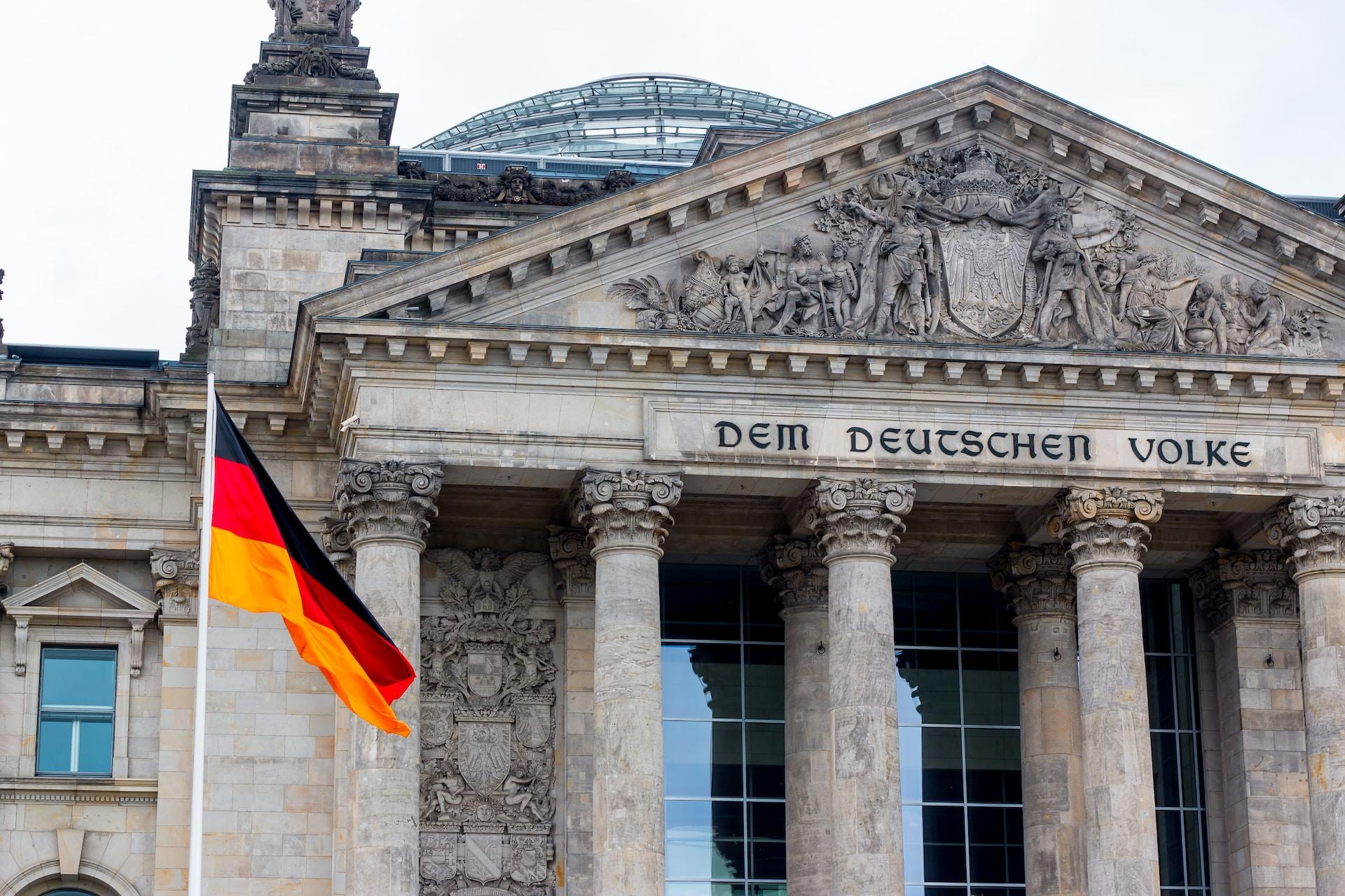 Über dem Eingang zum Reichstag steht 
