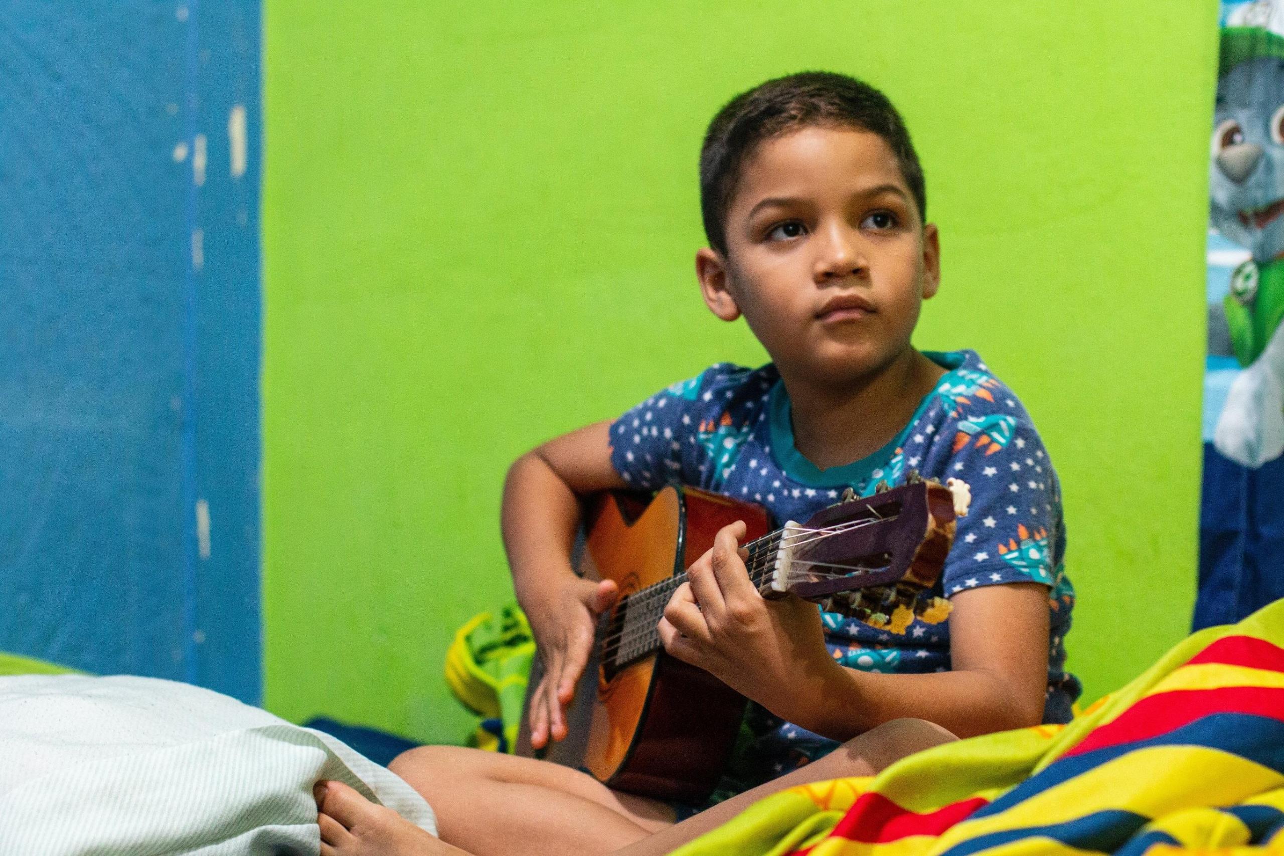Erwachsene können genau so gut Gitarre spielen lernen wie Kinder.