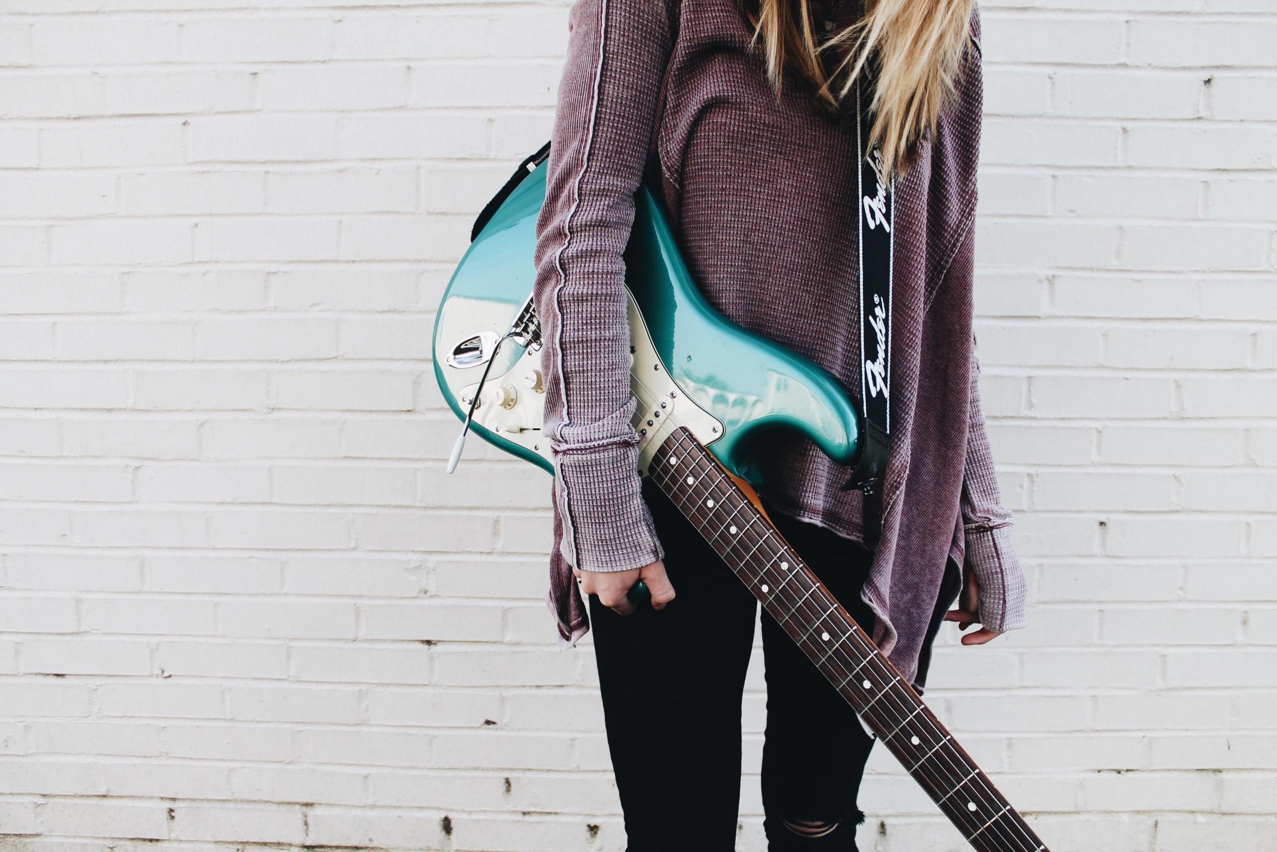 Ob E-Gitarre oder akustische Gitarre selber lernen - das Vorgehen ist immer ähnlich.