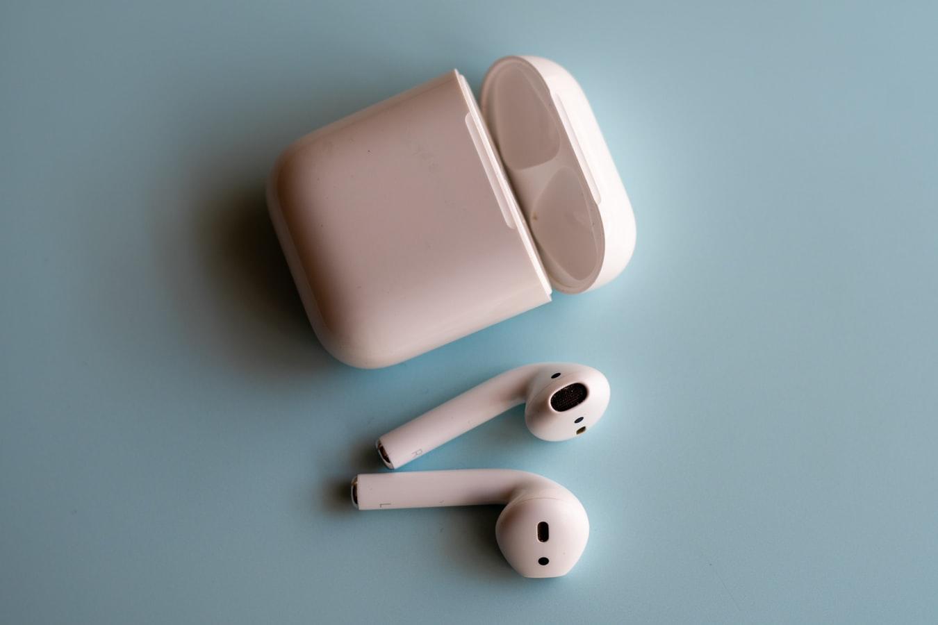 Nicht nur klein, sondern auch sehr praktisch sind Kopfhörer, , um französische Podcasts zu hören.