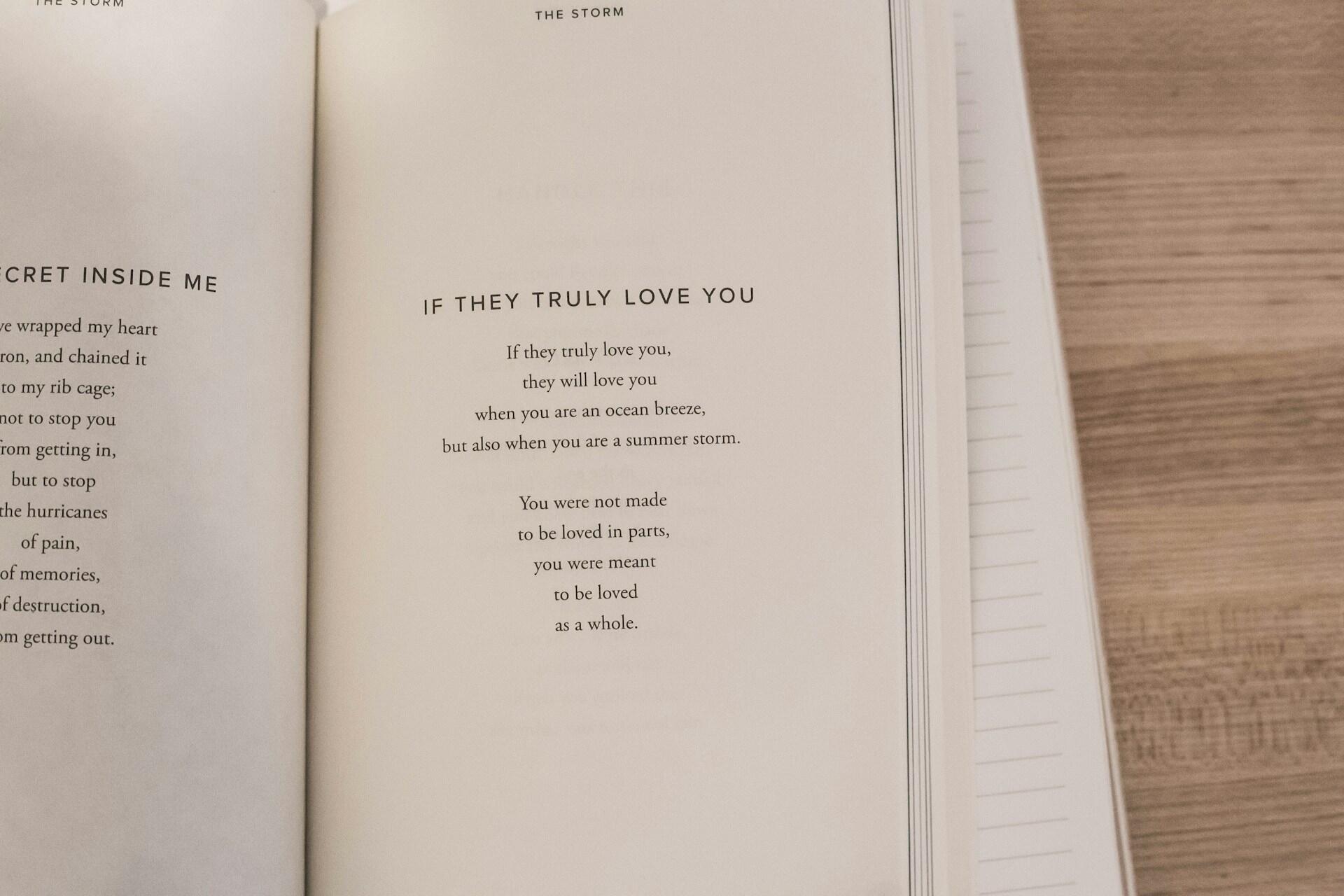 Aufgeschlagenes Buch mit Gedicht.