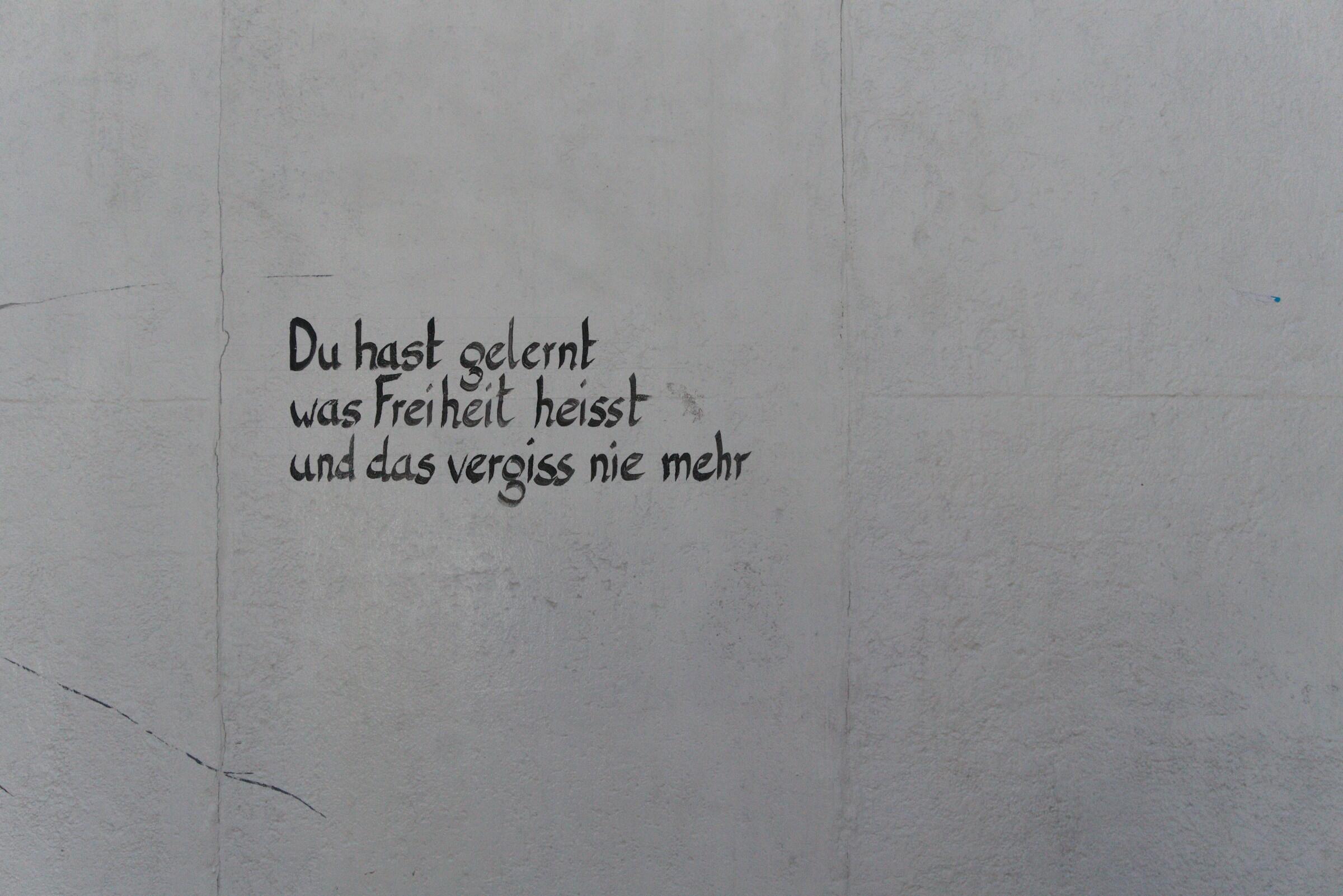 Eine Mauer. Darauf steht: Du hast gelernt, was Freiheit heisst und das vergiss nie mehr.
