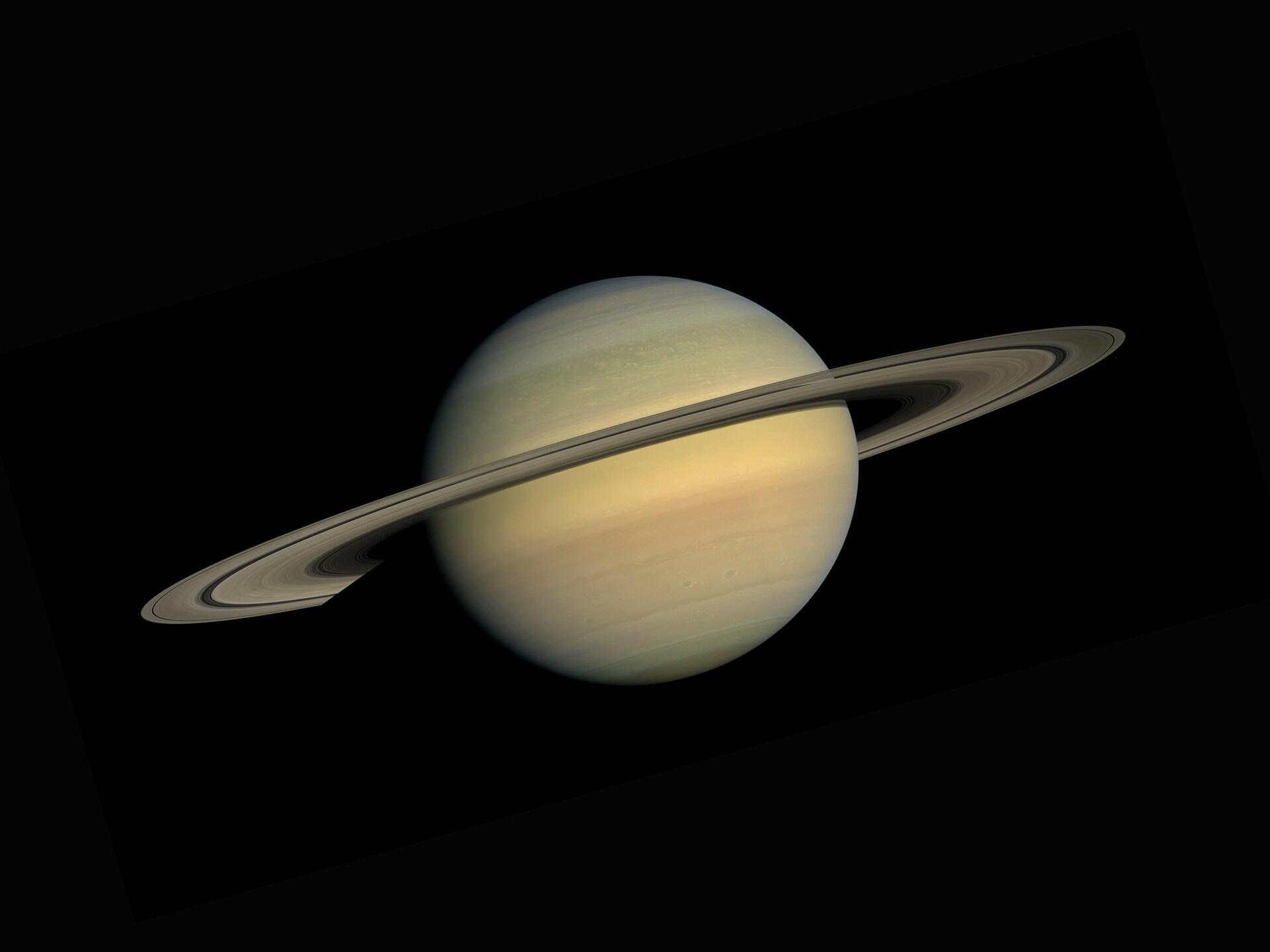 Planet mit Ring vor dunklem Himmel.