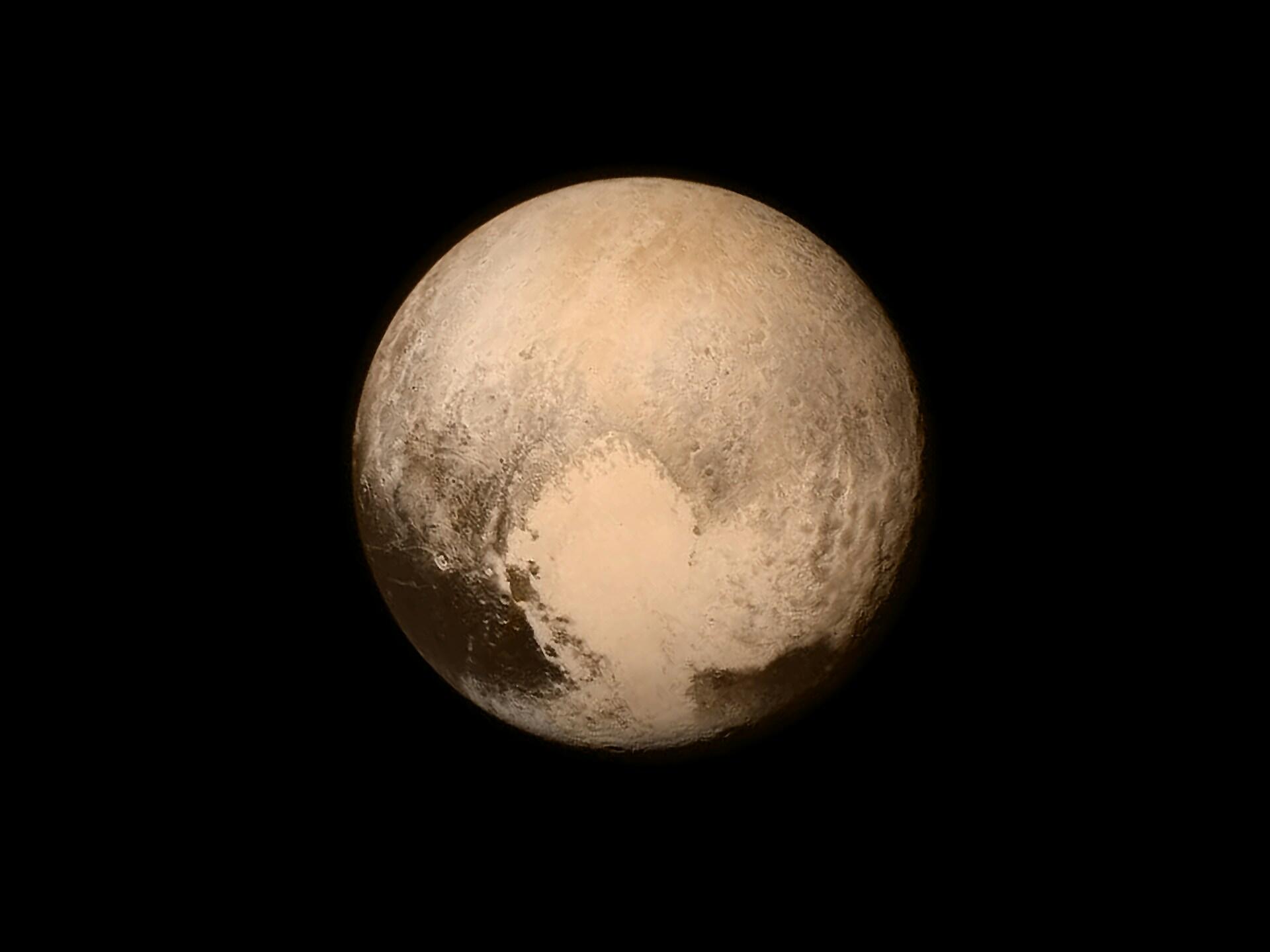 Planet mit Kratern vor dunklem Himmel.