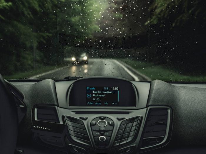 Auf langen Autofahrten kann man perfekt Podcasts hören.
