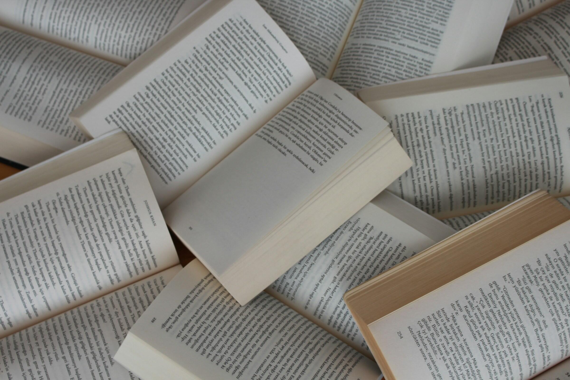 Einige aufgeschlagene Bücher