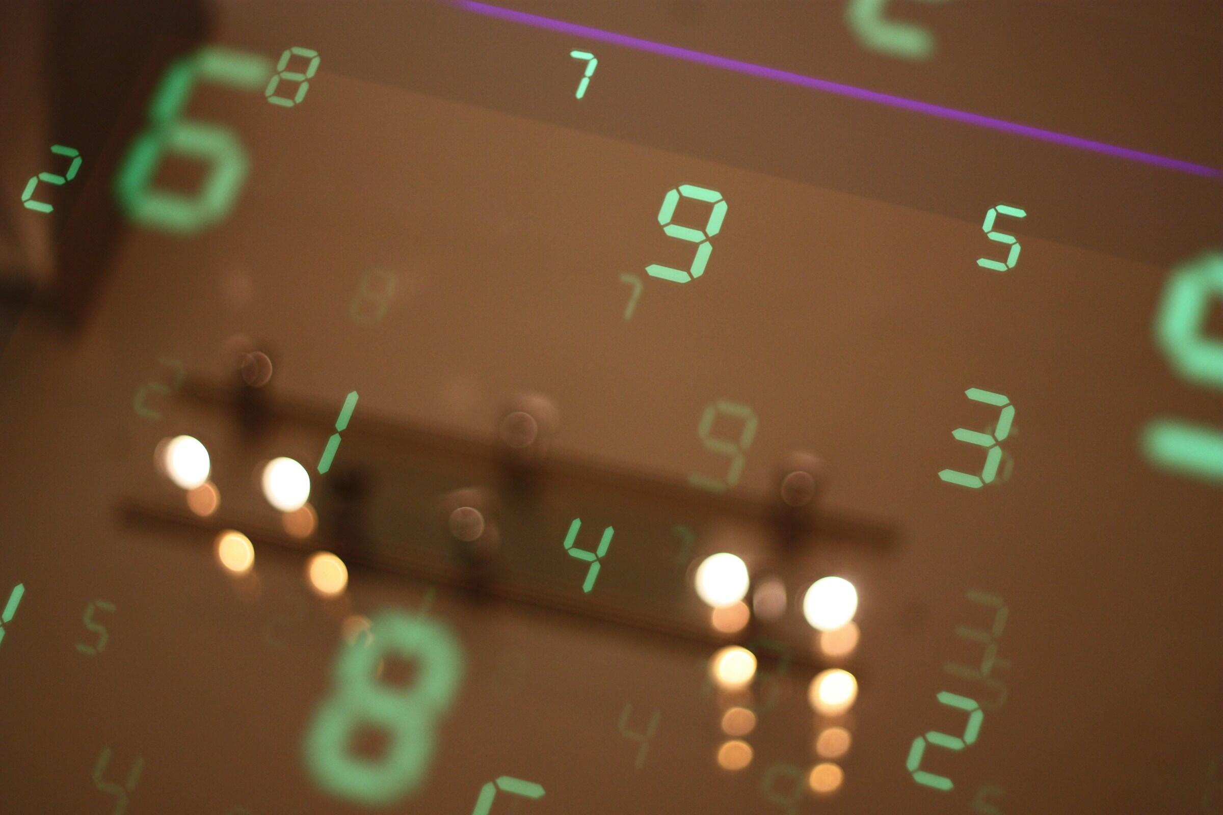 Einige zufällige digitale Zahlen auf einem Bildschirm.