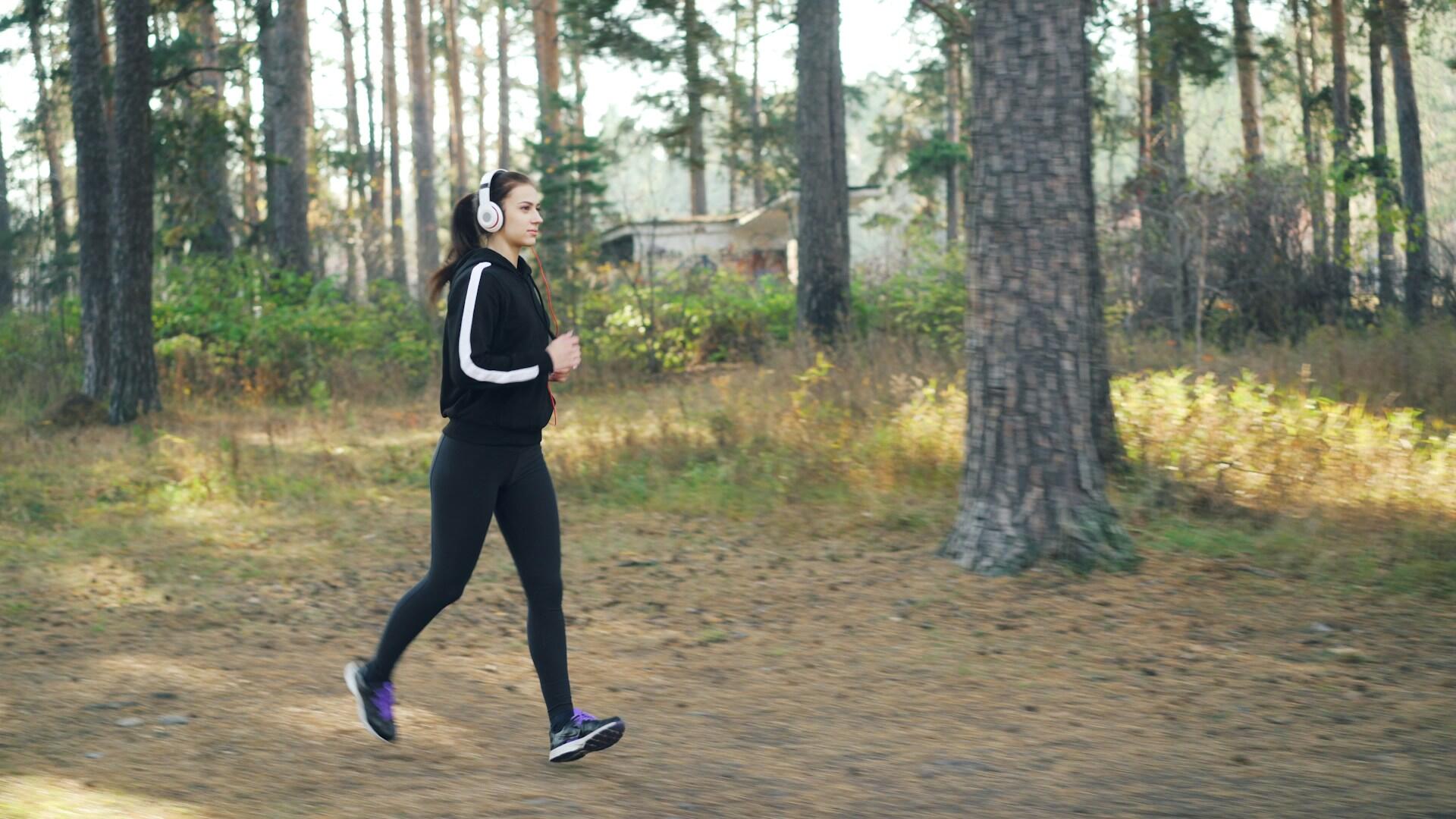 Frau beim Sport hört einen Podcast