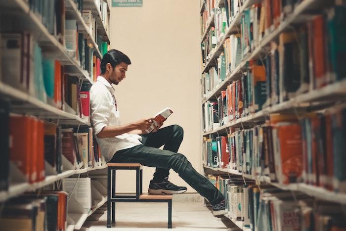 Lerne wissenschaftliches Englisch mithilfe von Lehrbüchern.