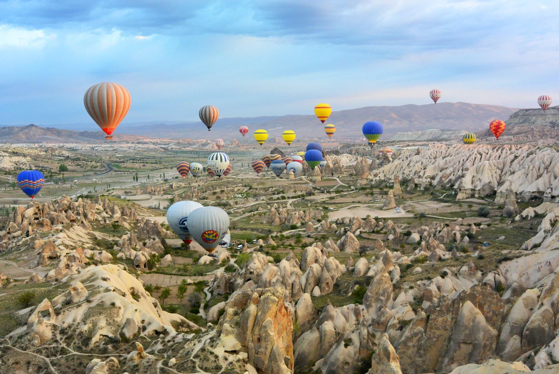 Landschaft mit zahlreichen Heißluftballons.