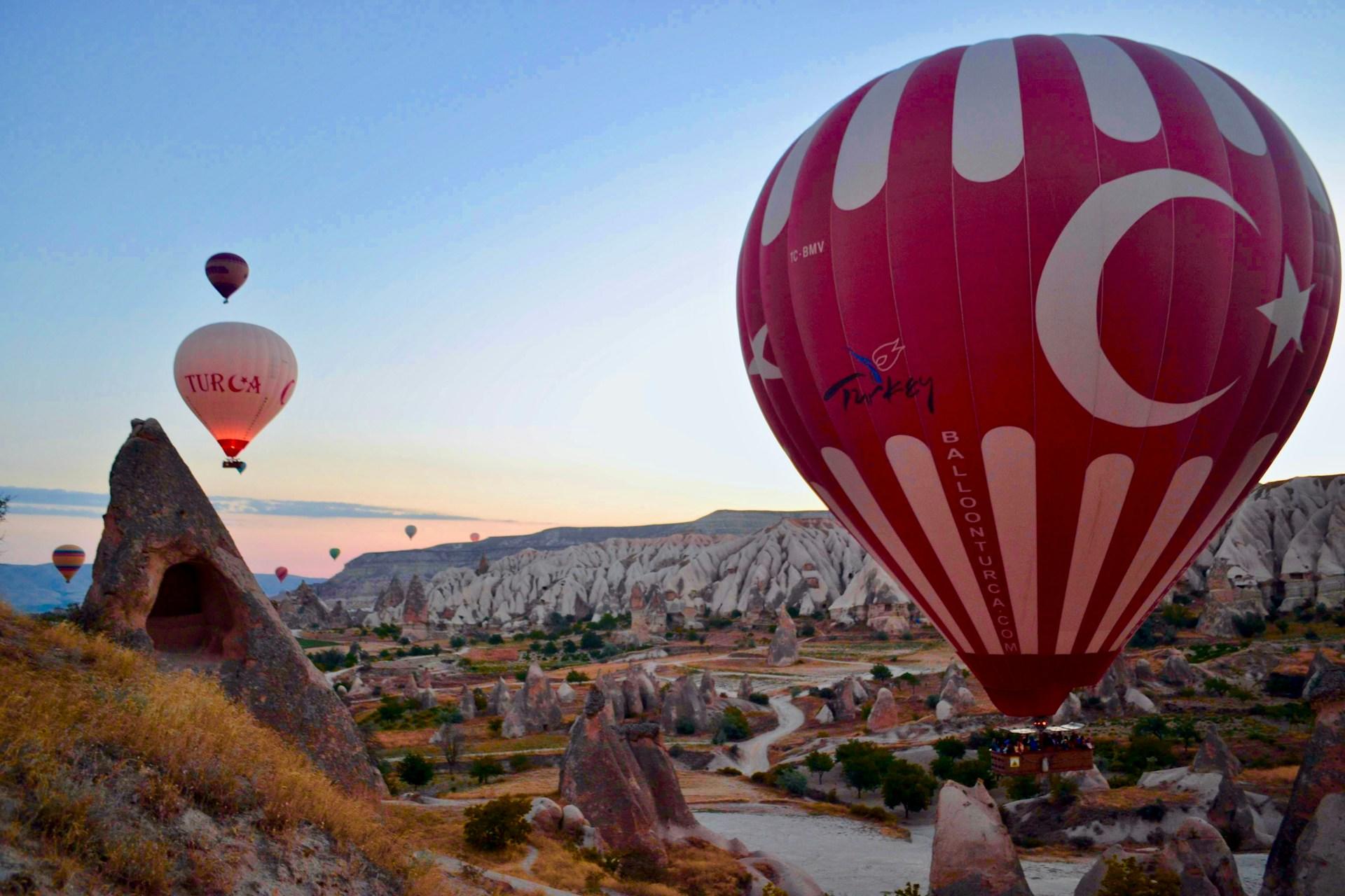 Heißluftballons in einer Berglandschaft