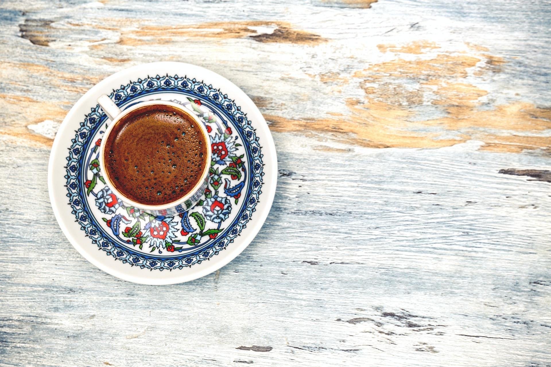 Bunte Kaffeetasse auf Holztisch
