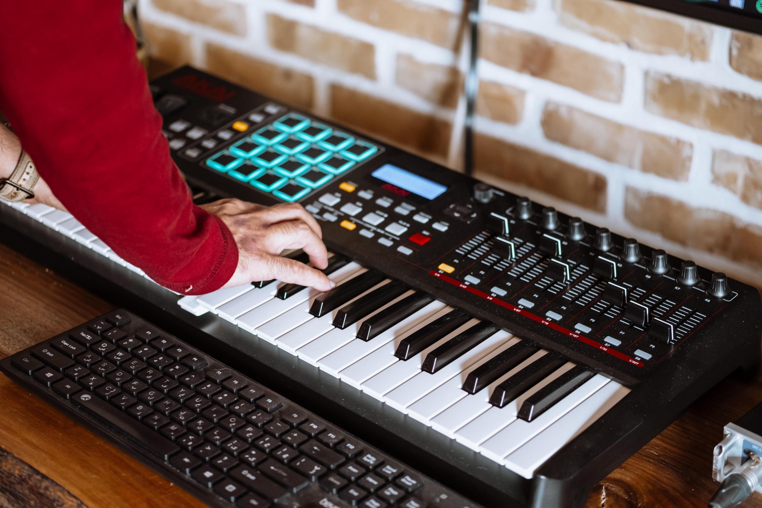 Mit eiem Synthesizer kannst Du mit Sounds experimentieren.
