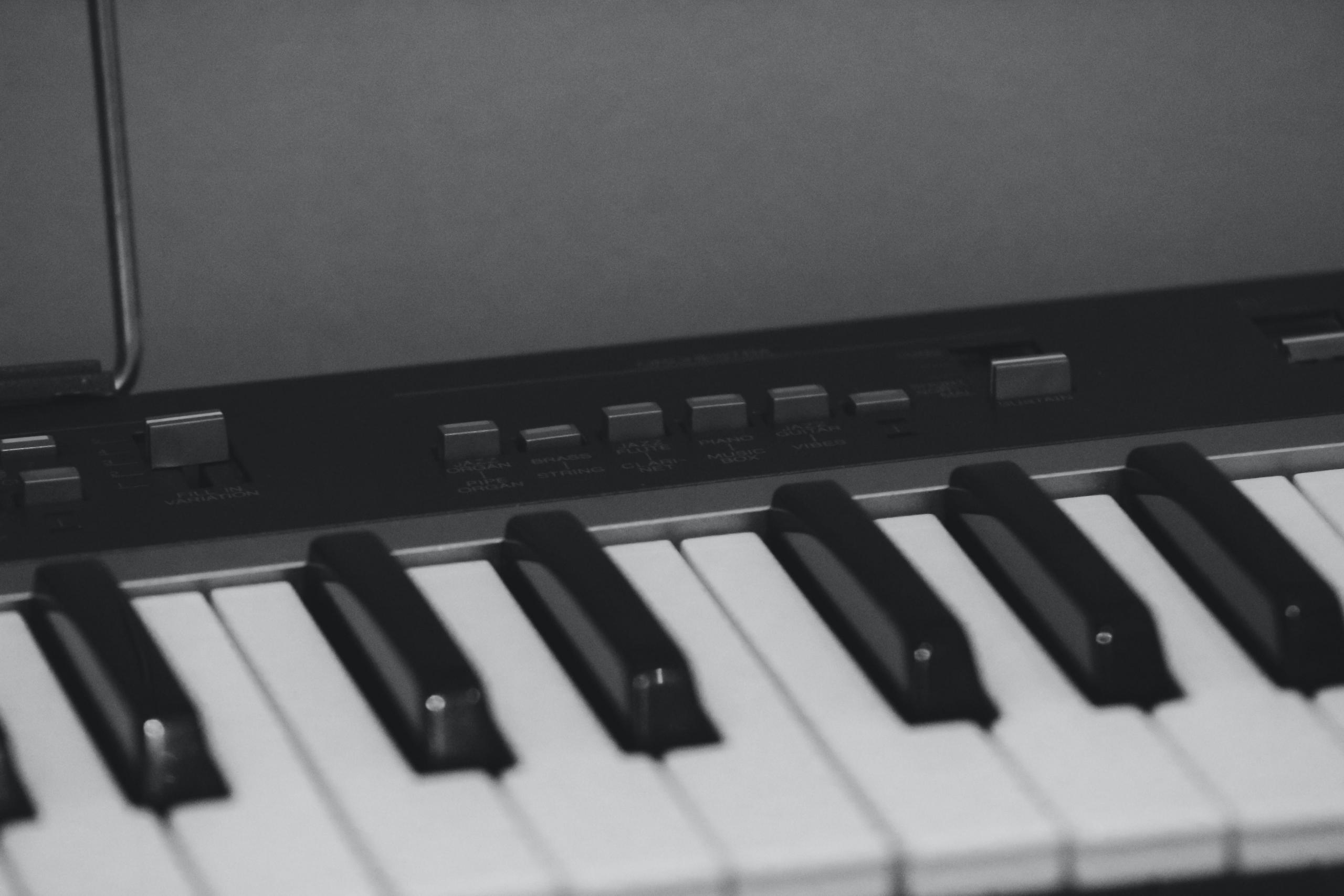 Die Tasten des Keyboards sind leichter als die Klaviertasten.